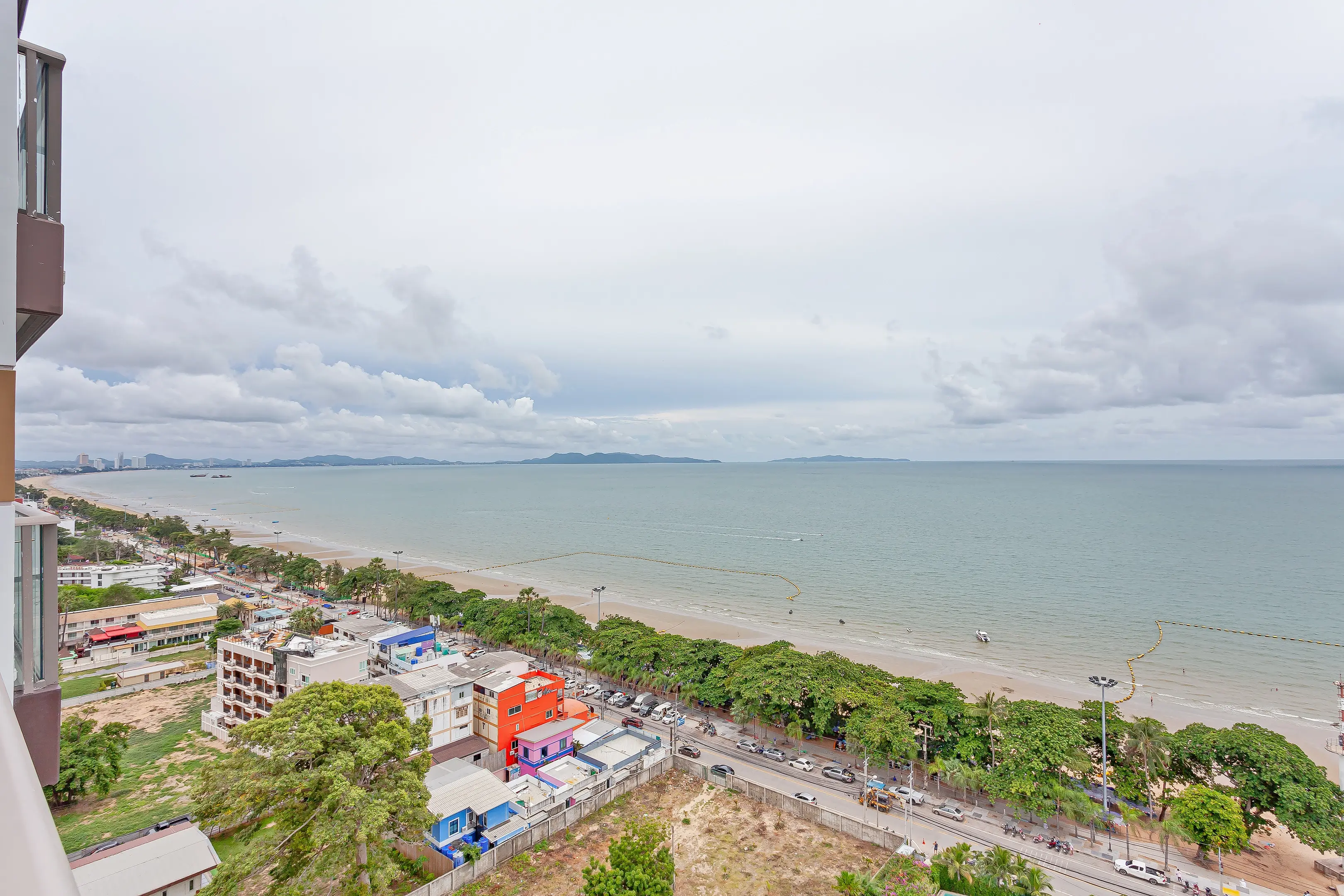 Beach front condo for rent in Pattaya 