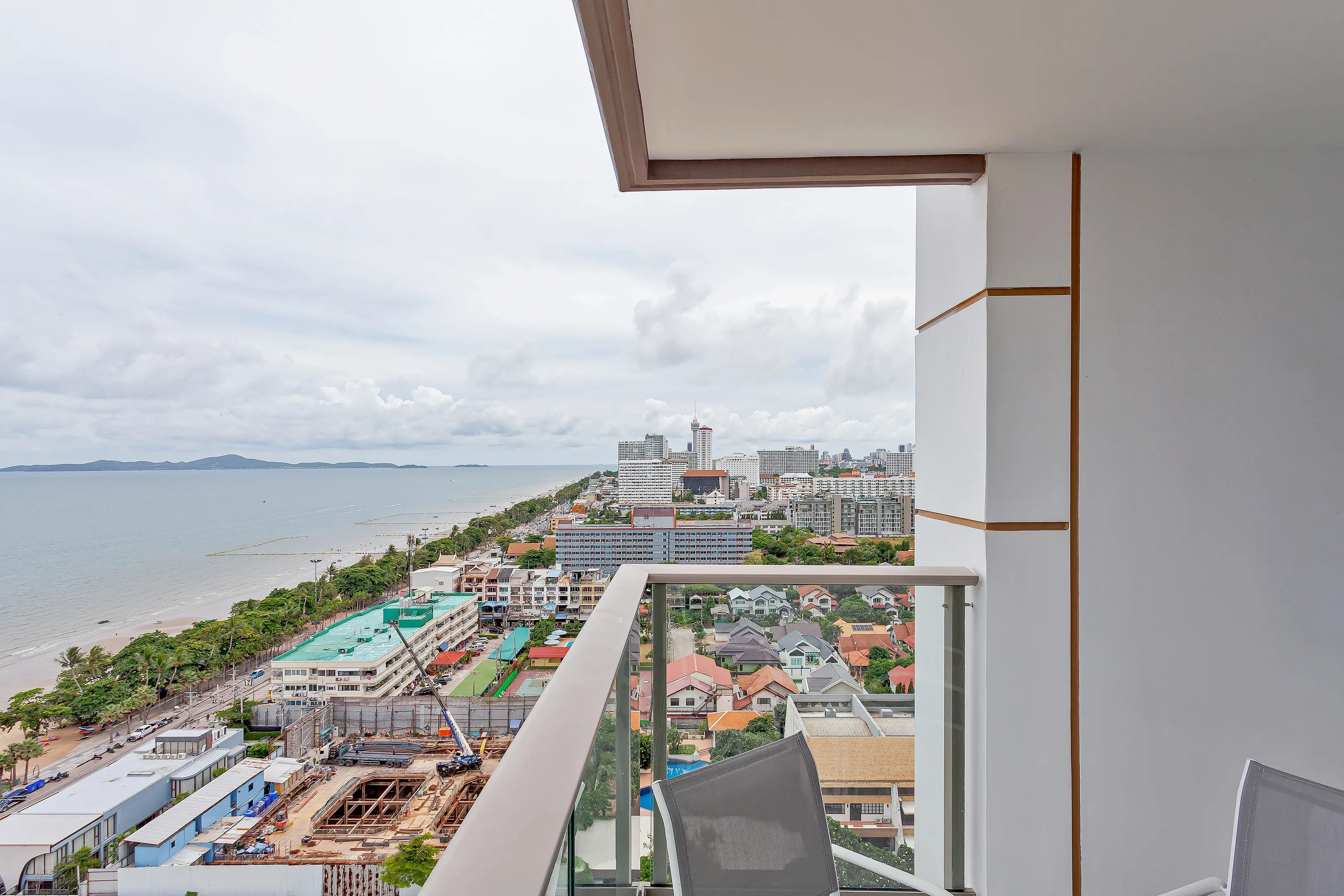 Beach front condo for rent in Pattaya 