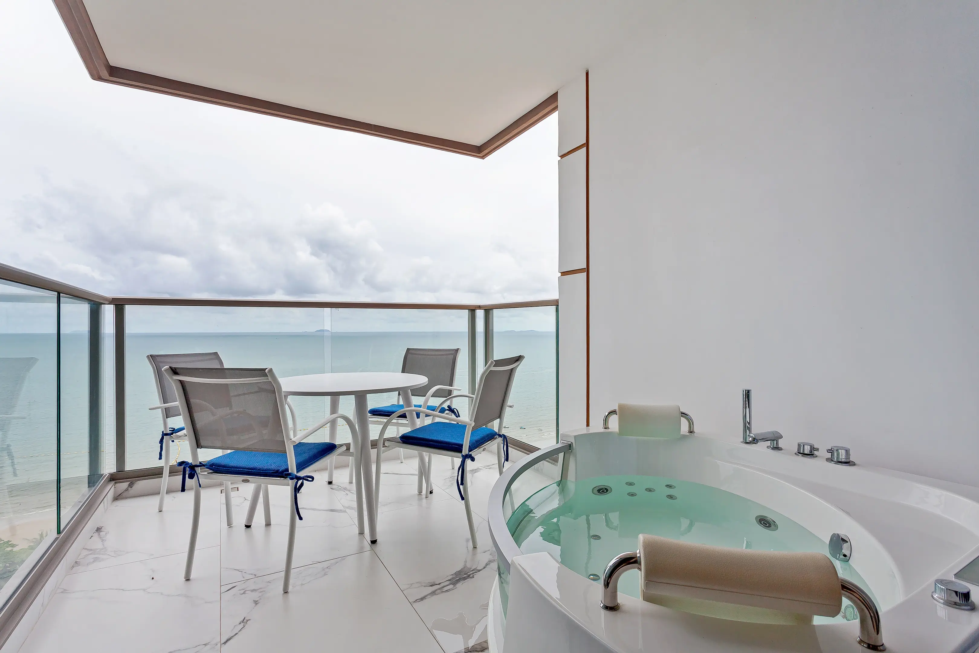 Beach front condo for rent in Pattaya 