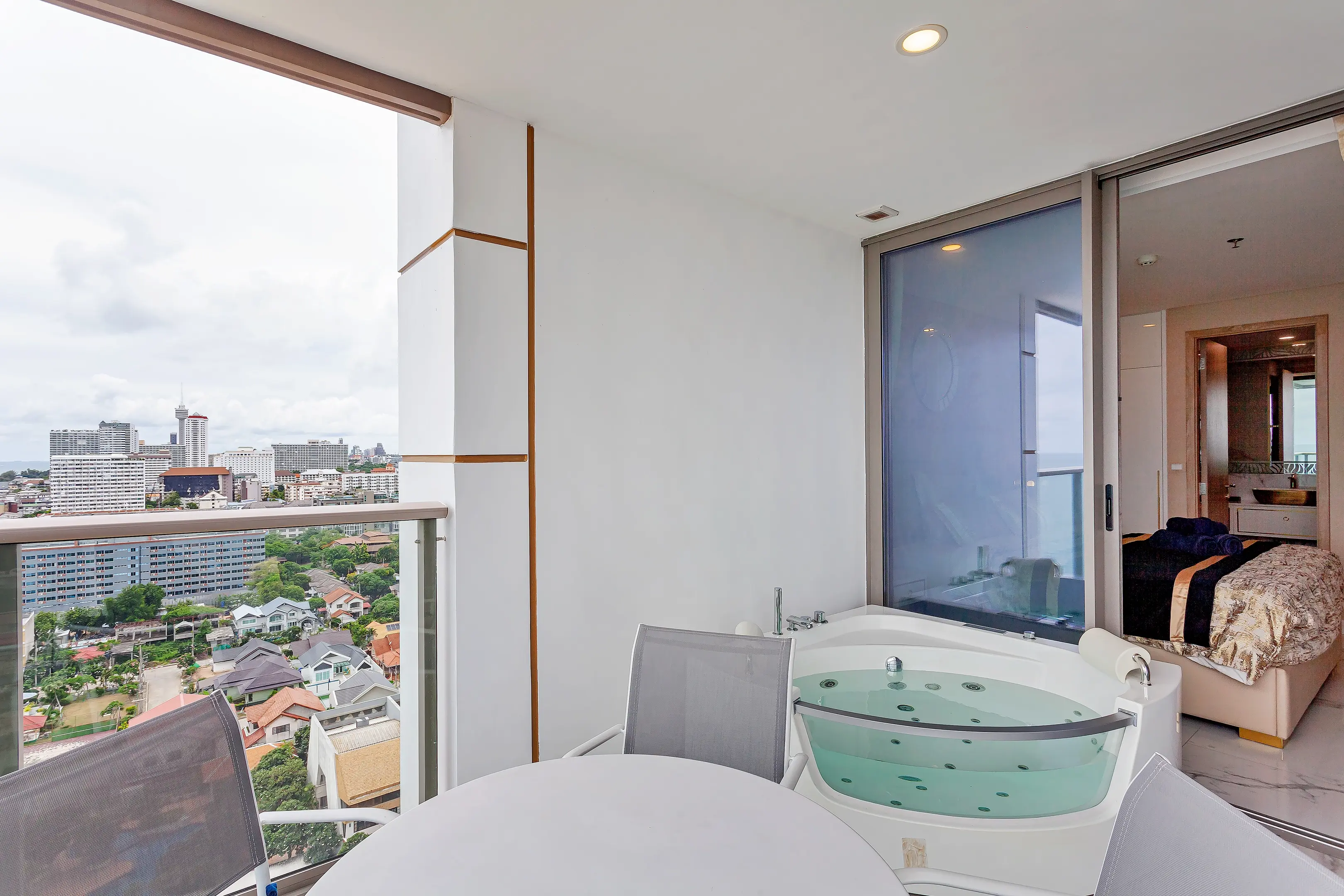 Beach front condo for rent in Pattaya 