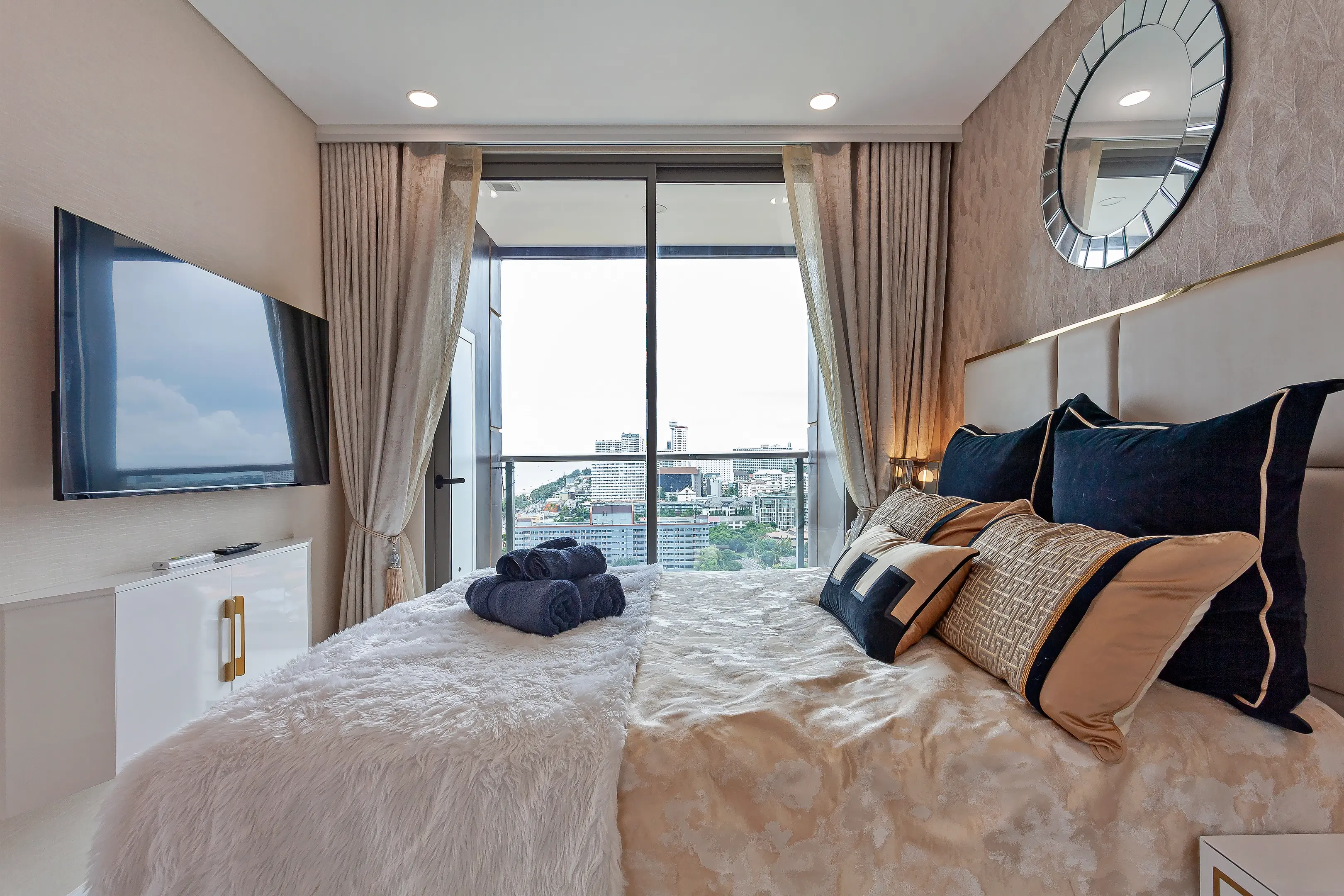 Beach front condo for rent in Pattaya 