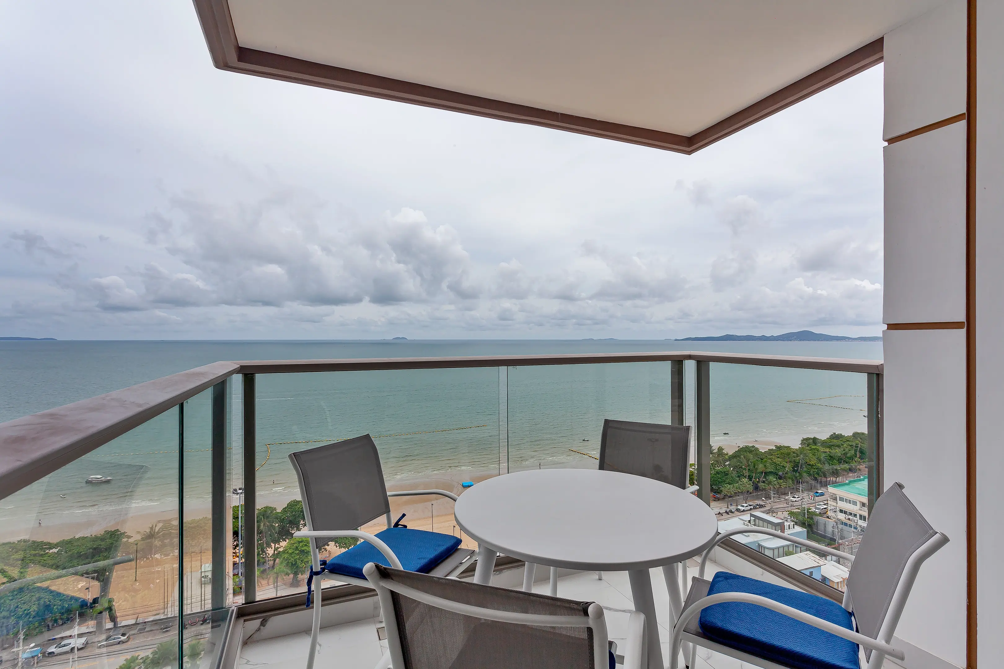 Beach front condo for rent in Pattaya 