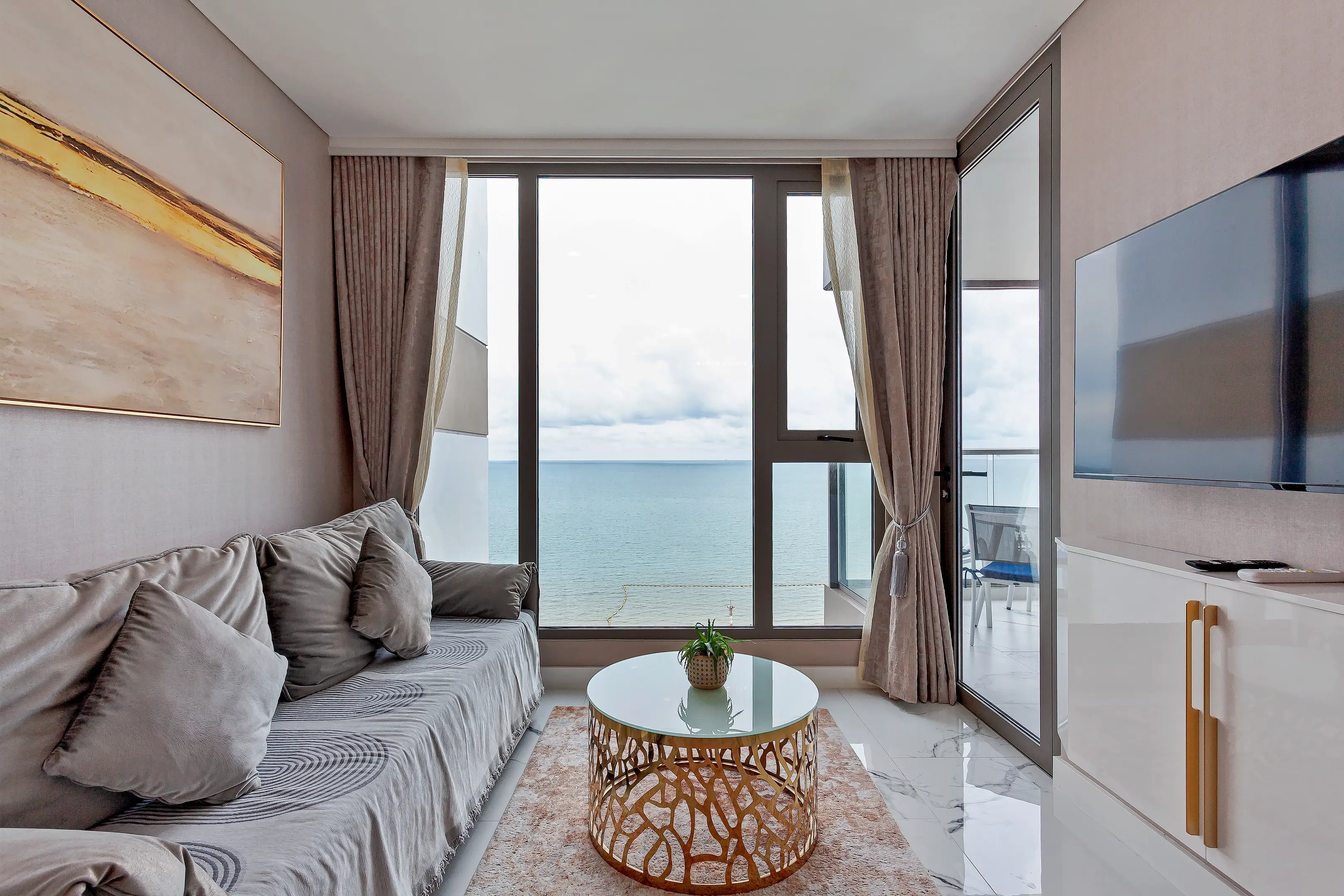 Beach front condo for rent in Pattaya 