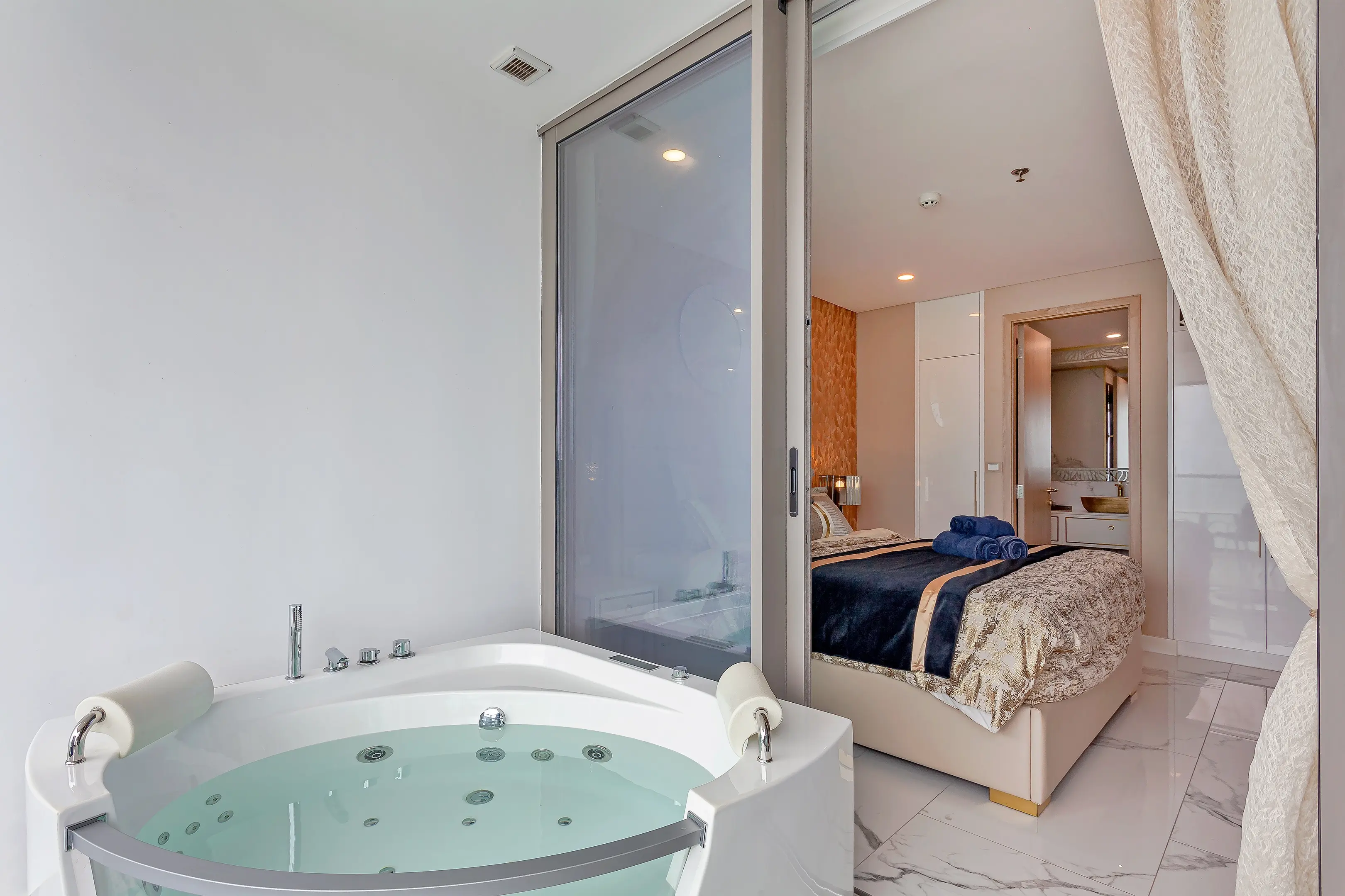 Beach front condo for rent in Pattaya 