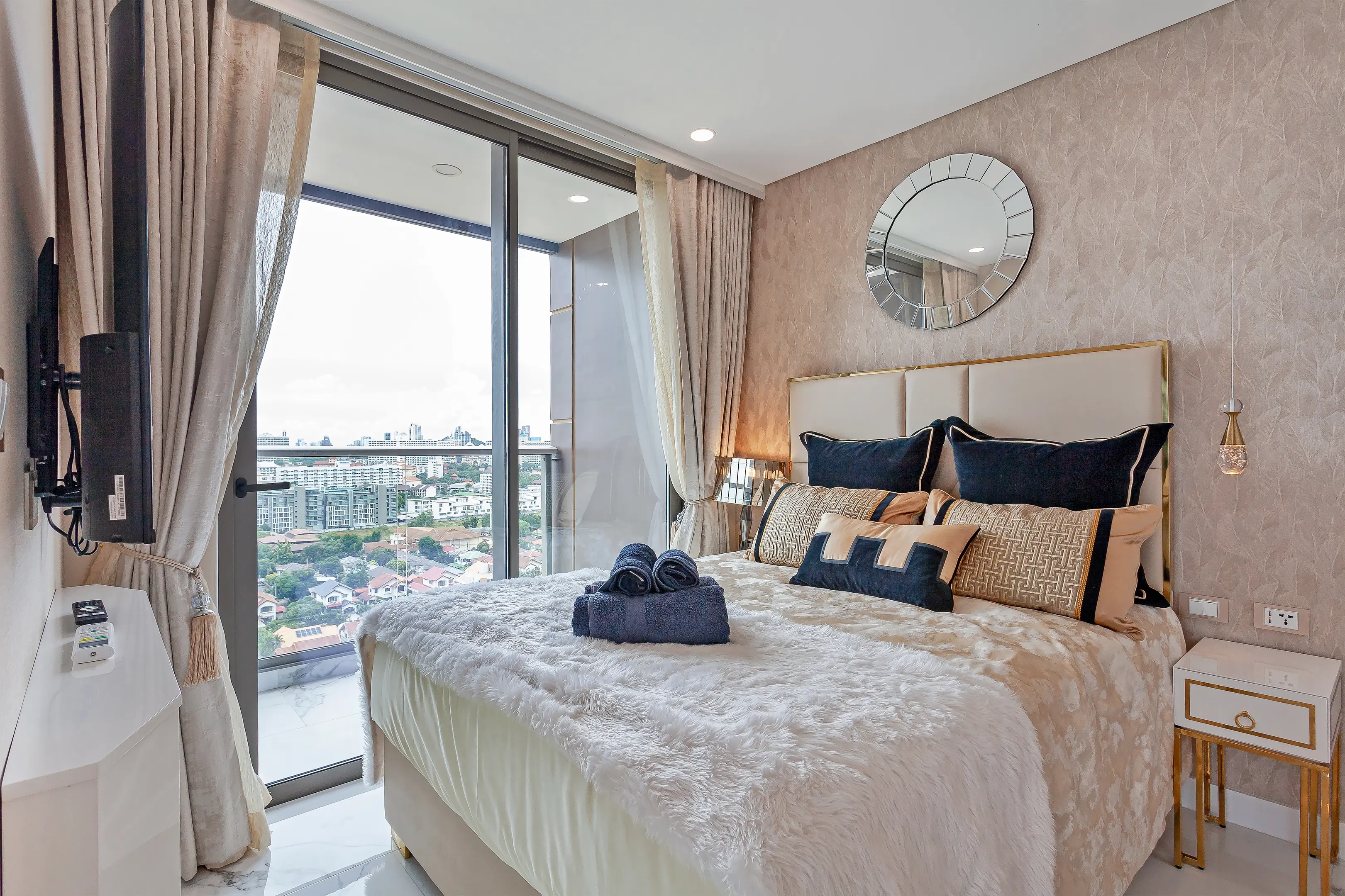 Beach front condo for rent in Pattaya 