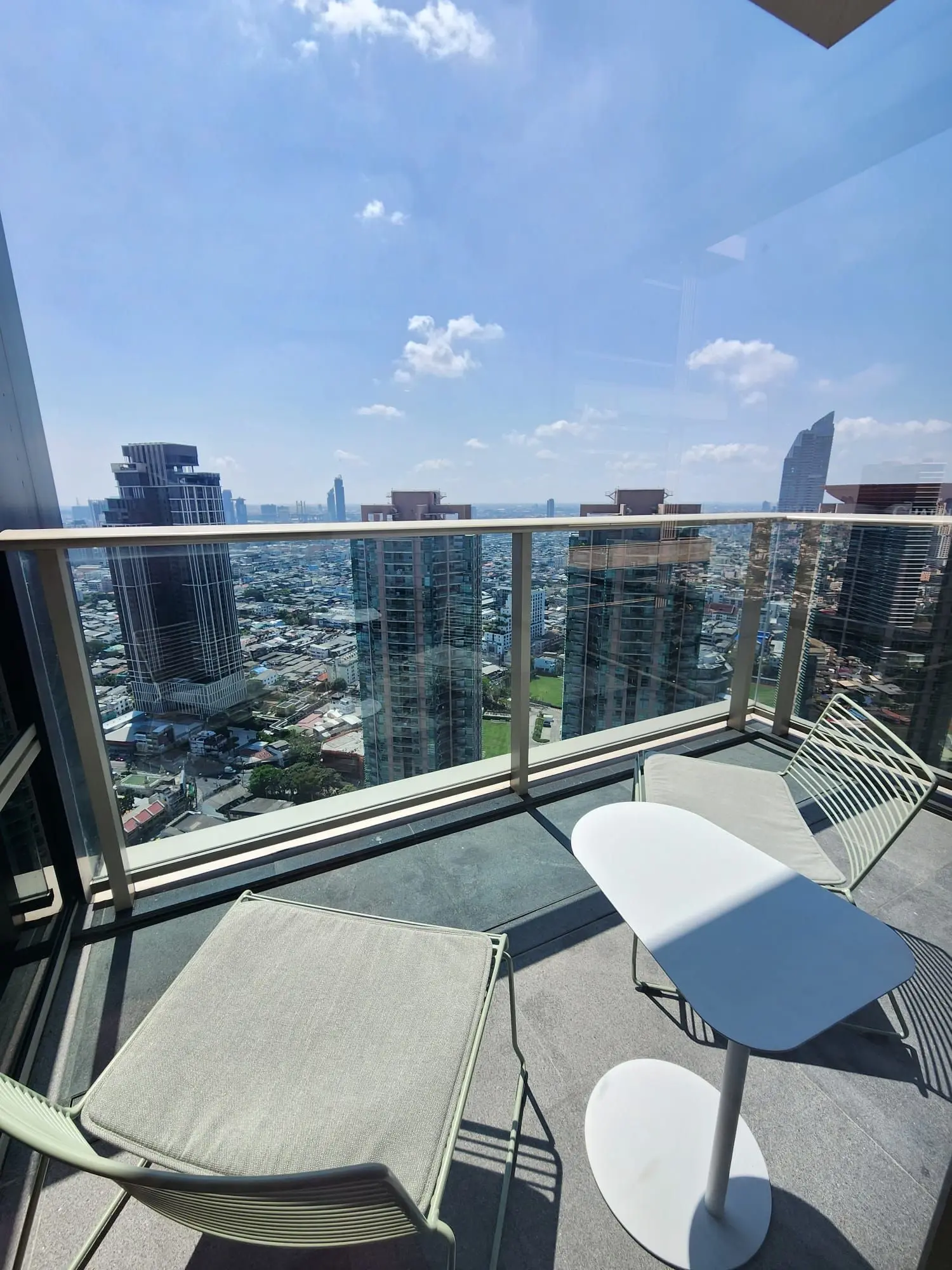 River view at Four Seasons Private Residences 2 beds  for rent  NOW!