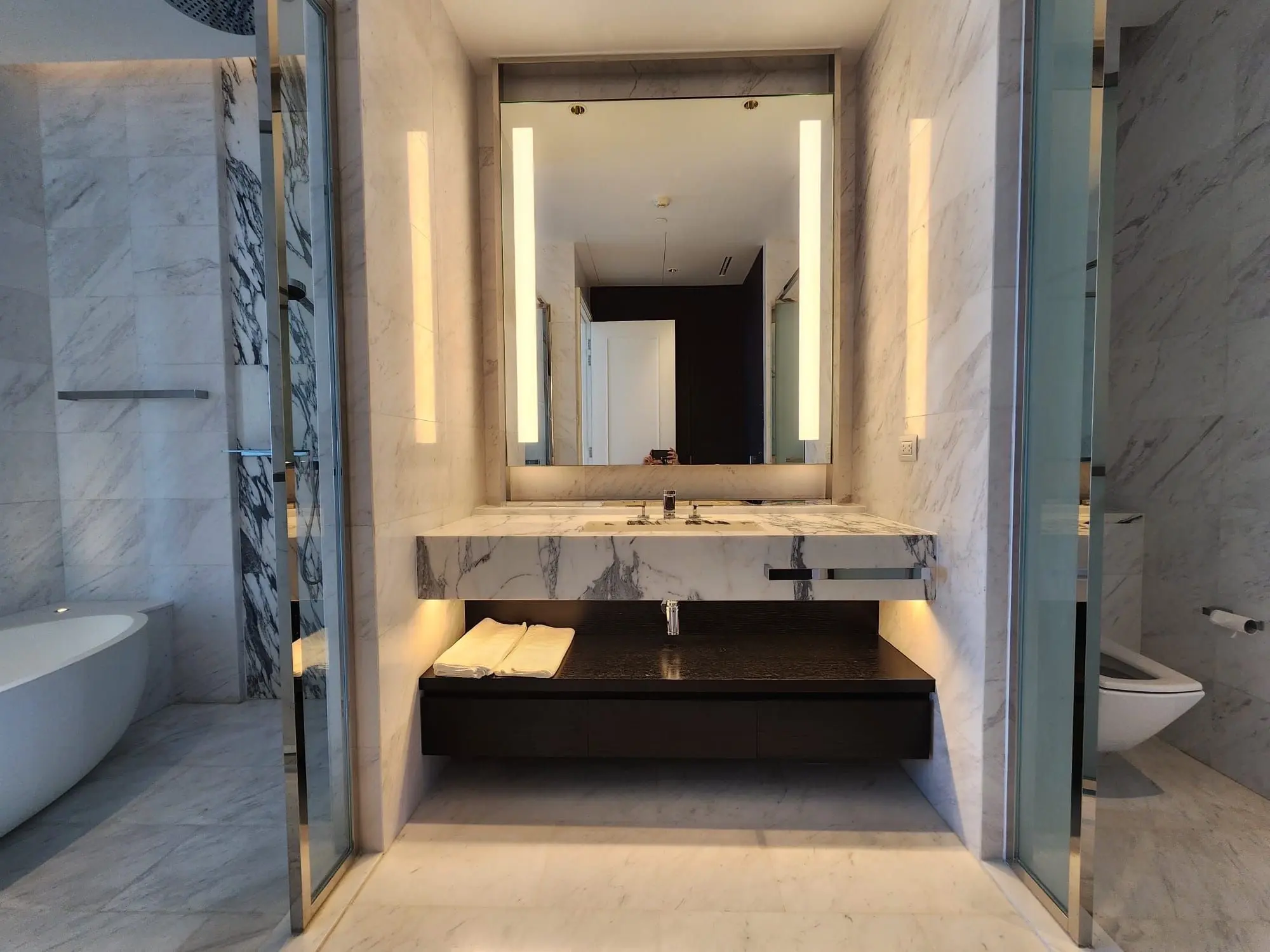 River view at Four Seasons Private Residences 2 beds  for rent  NOW!