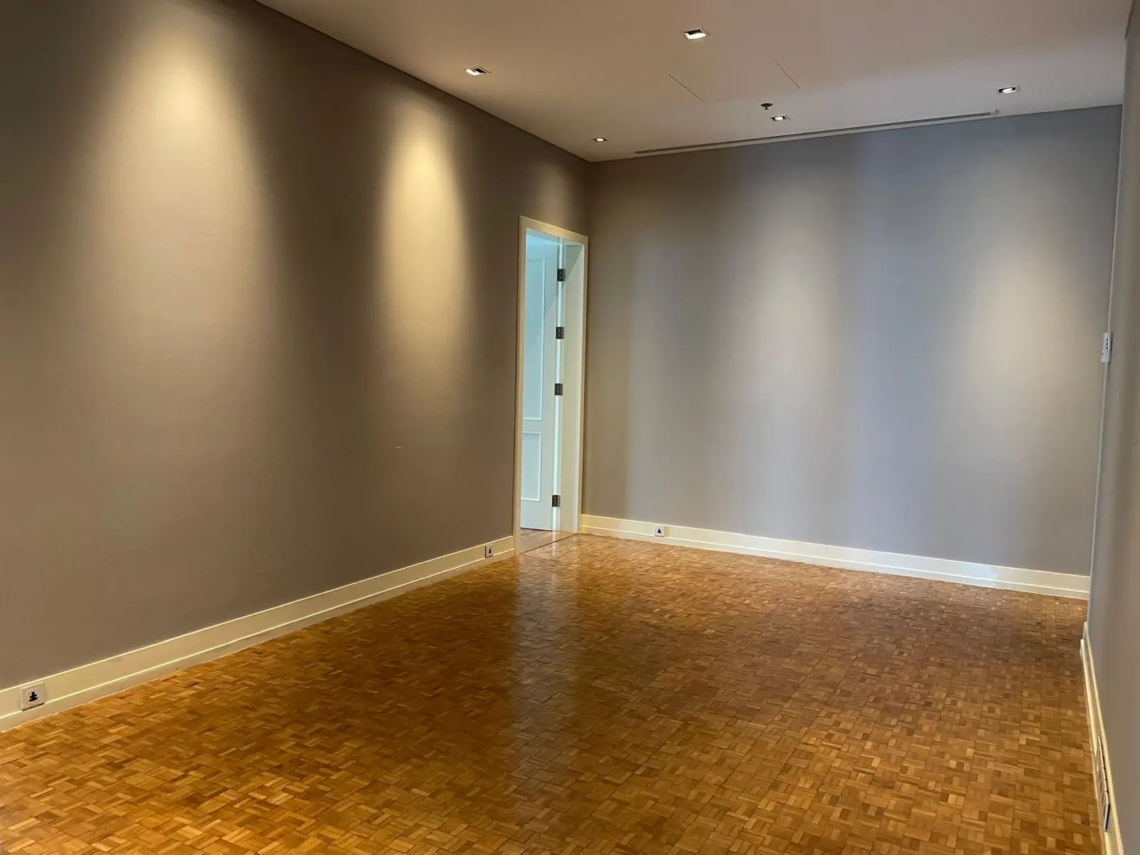 Bright Corner Condo in Si Lom with Panoramic City Views and Spacious Kitchen