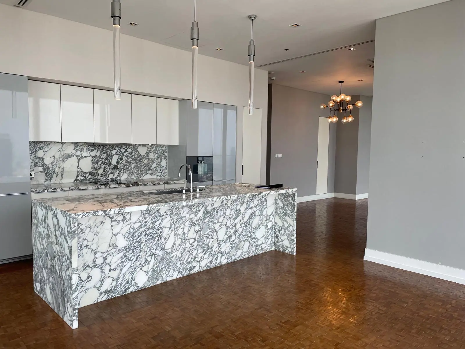 Bright Corner Condo in Si Lom with Panoramic City Views and Spacious Kitchen