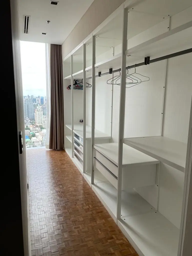 Bright Corner Condo in Si Lom with Panoramic City Views and Spacious Kitchen