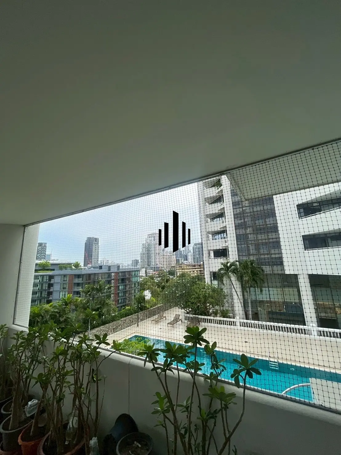 คอนโดขนาดใหญ่ 3 ห้องนอน 3 ห้องน้ำ พร้อมระเบียงและวิวเมืองบนชั้น 8