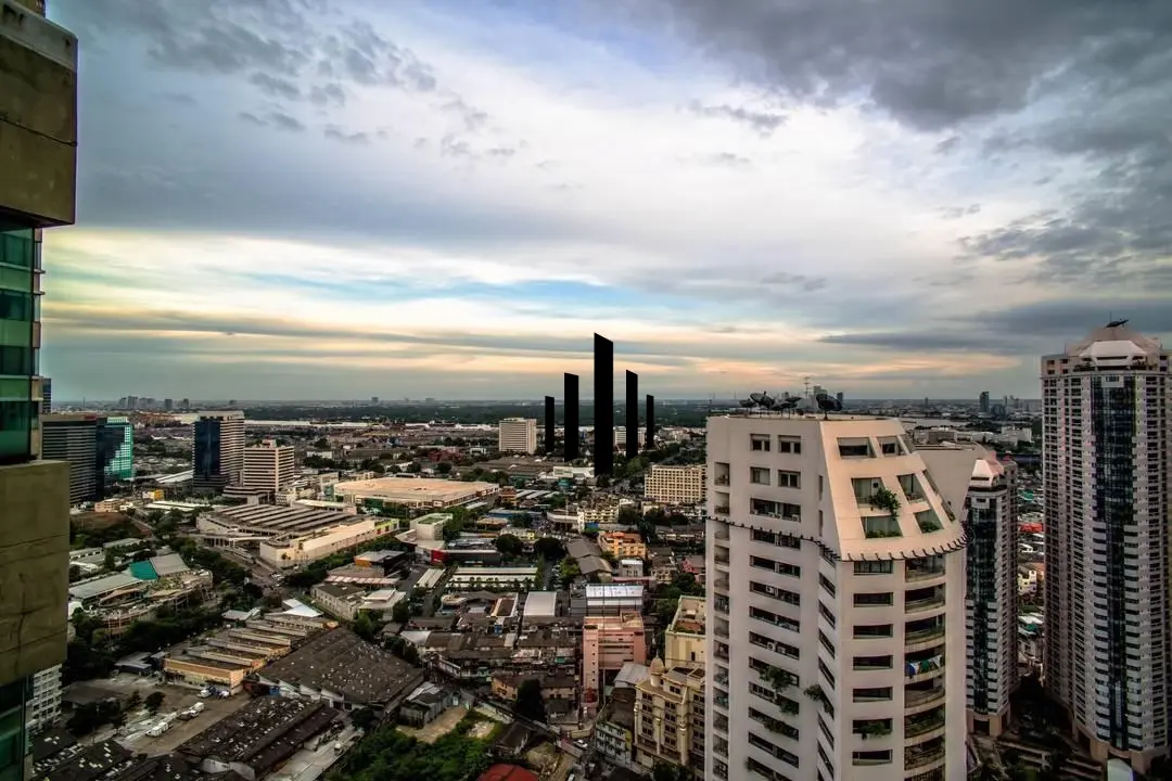 Spacious 3-Bed, 4-Bath Condo with Stunning City Views on 35th Floor
