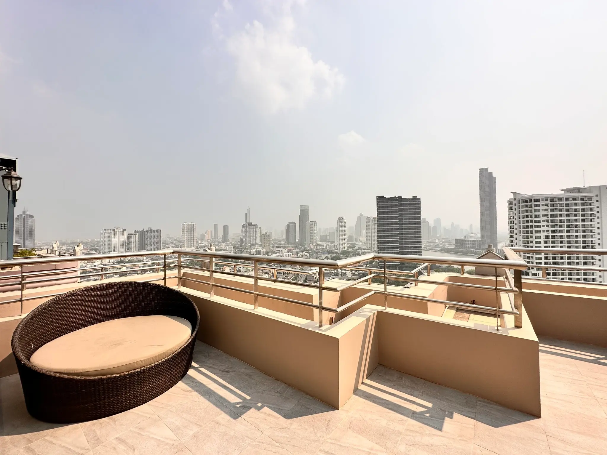 River View Penthouse large balcony and Pet friendly with for rent Pet friendly wiht  360 C View 
