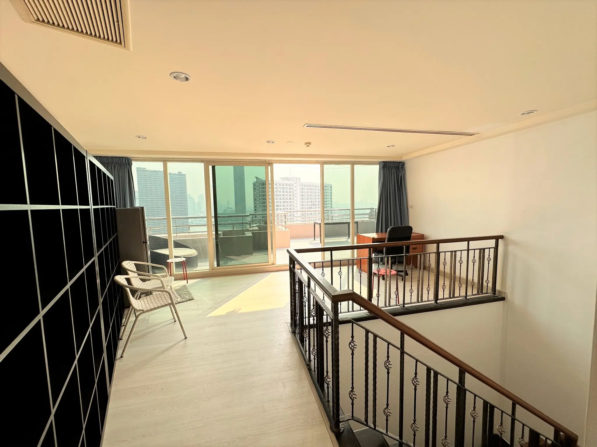 River View Penthouse large balcony and Pet friendly with for rent Pet friendly wiht  360 C View 