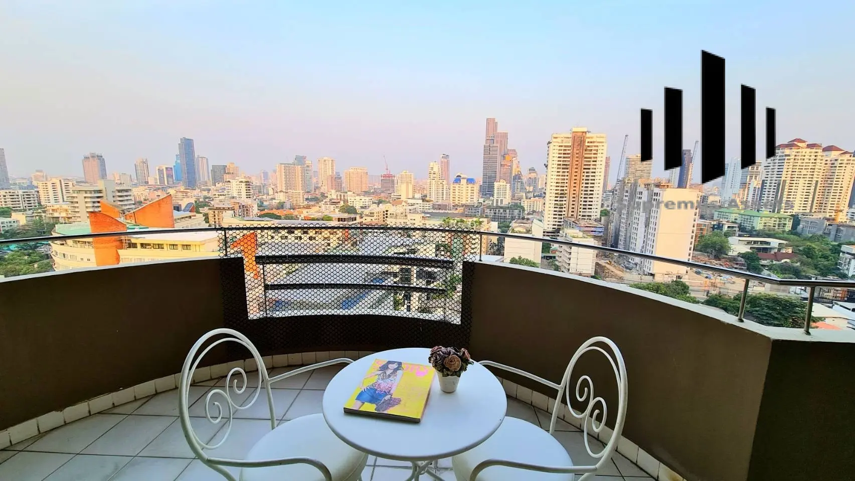 Service aparment for rent Large 3 beds  in Phompong