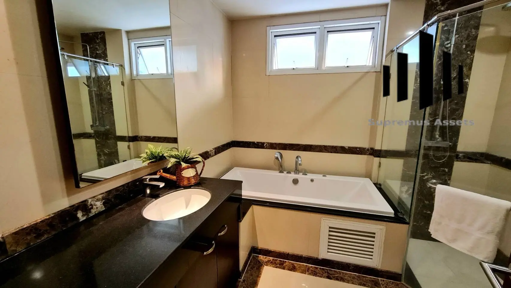 Service aparment for rent Large 3 beds  in Phompong