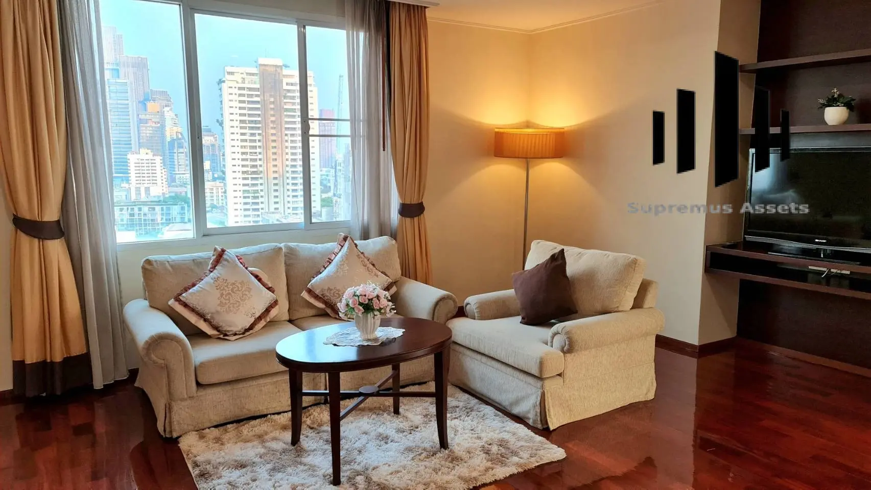 Service aparment for rent Large 3 beds  in Phompong