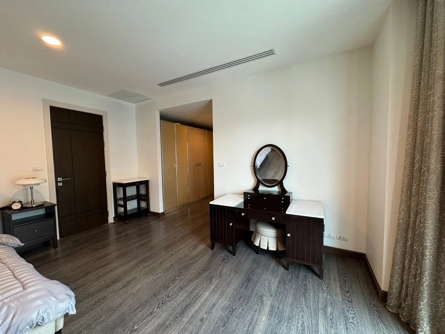 The Crest Ruamrudee 3+1 (maid room) beds high ceiling for rent.