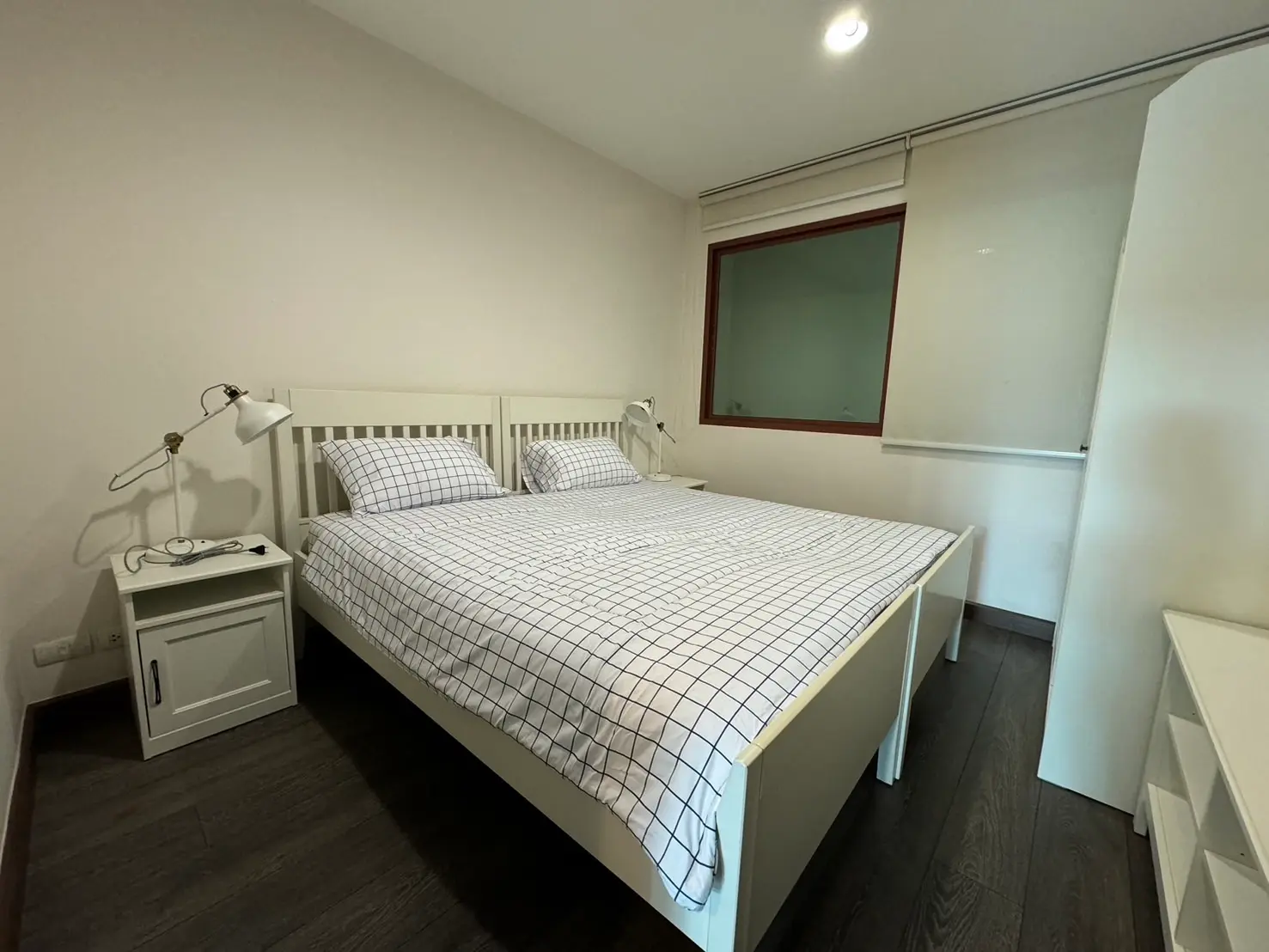 The Crest Ruamrudee 3+1 (maid room) beds high ceiling for rent.