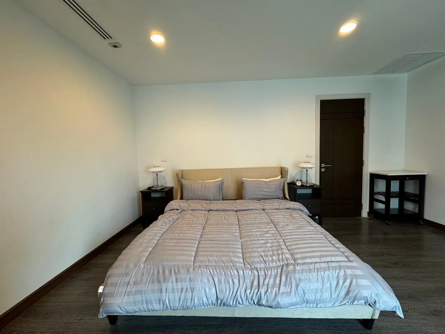 The Crest Ruamrudee 3+1 (maid room) beds high ceiling for rent.