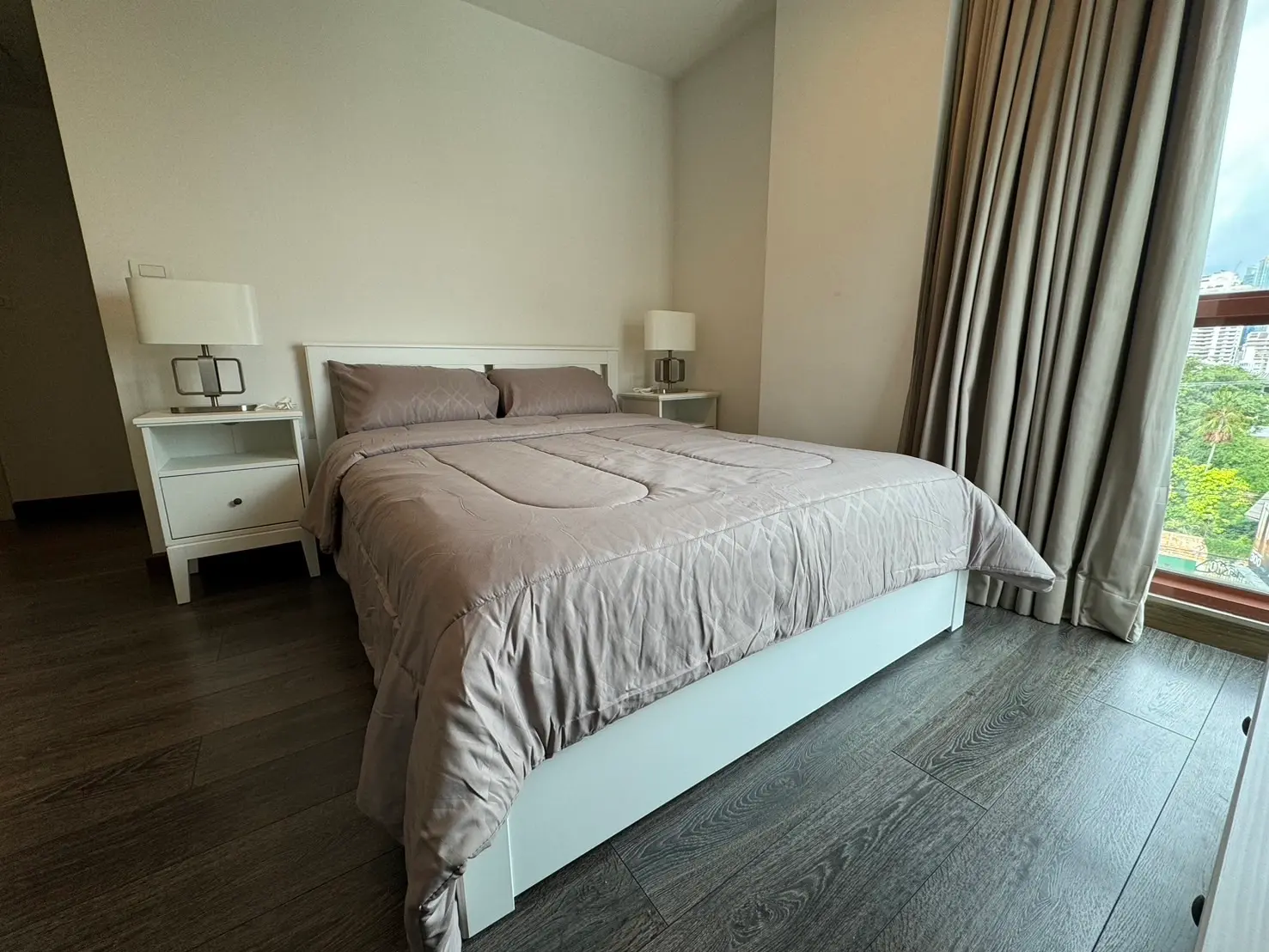 The Crest Ruamrudee 3+1 (maid room) beds high ceiling for rent.