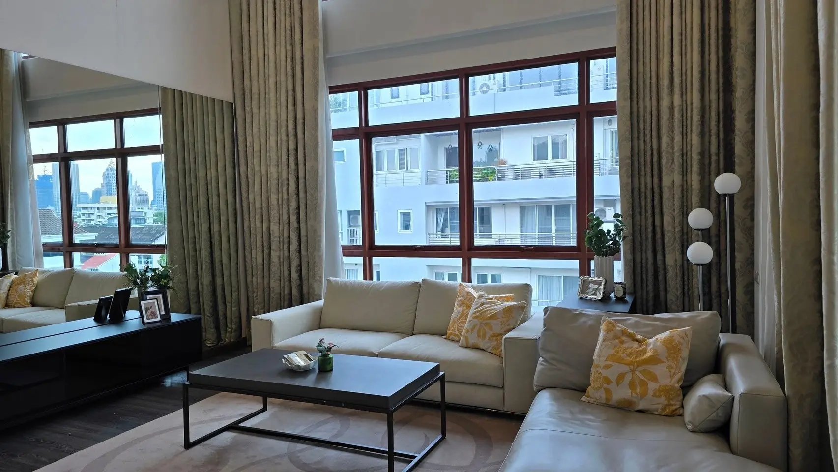 The Crest Ruamrudee 3+1 (maid room) beds high ceiling for rent.