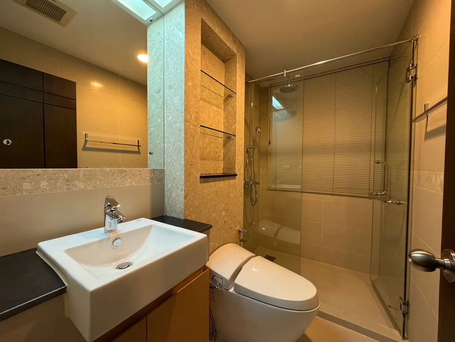 The Crest Ruamrudee 3+1 (maid room) beds high ceiling for rent.