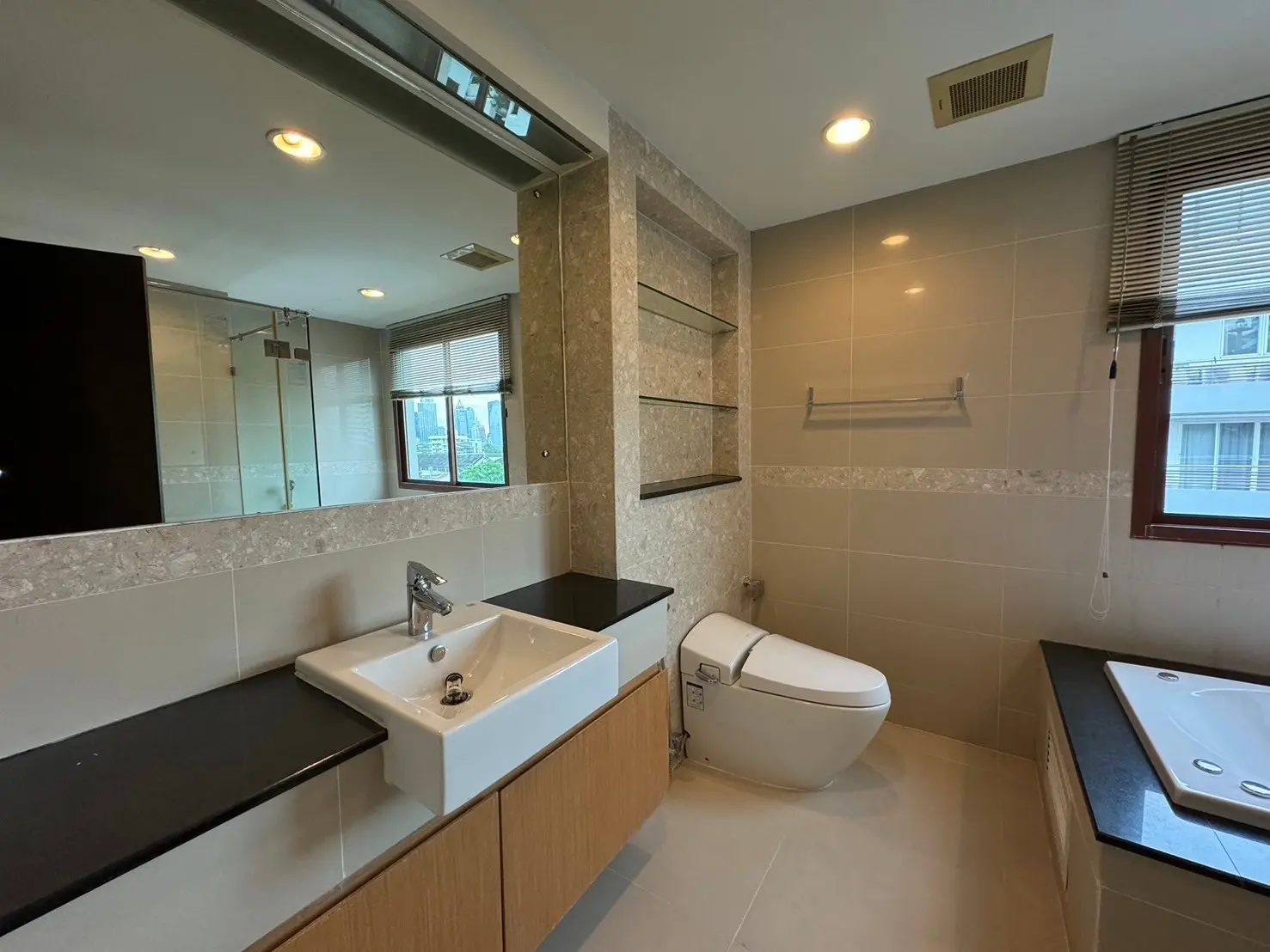 The Crest Ruamrudee 3+1 (maid room) beds high ceiling for rent.