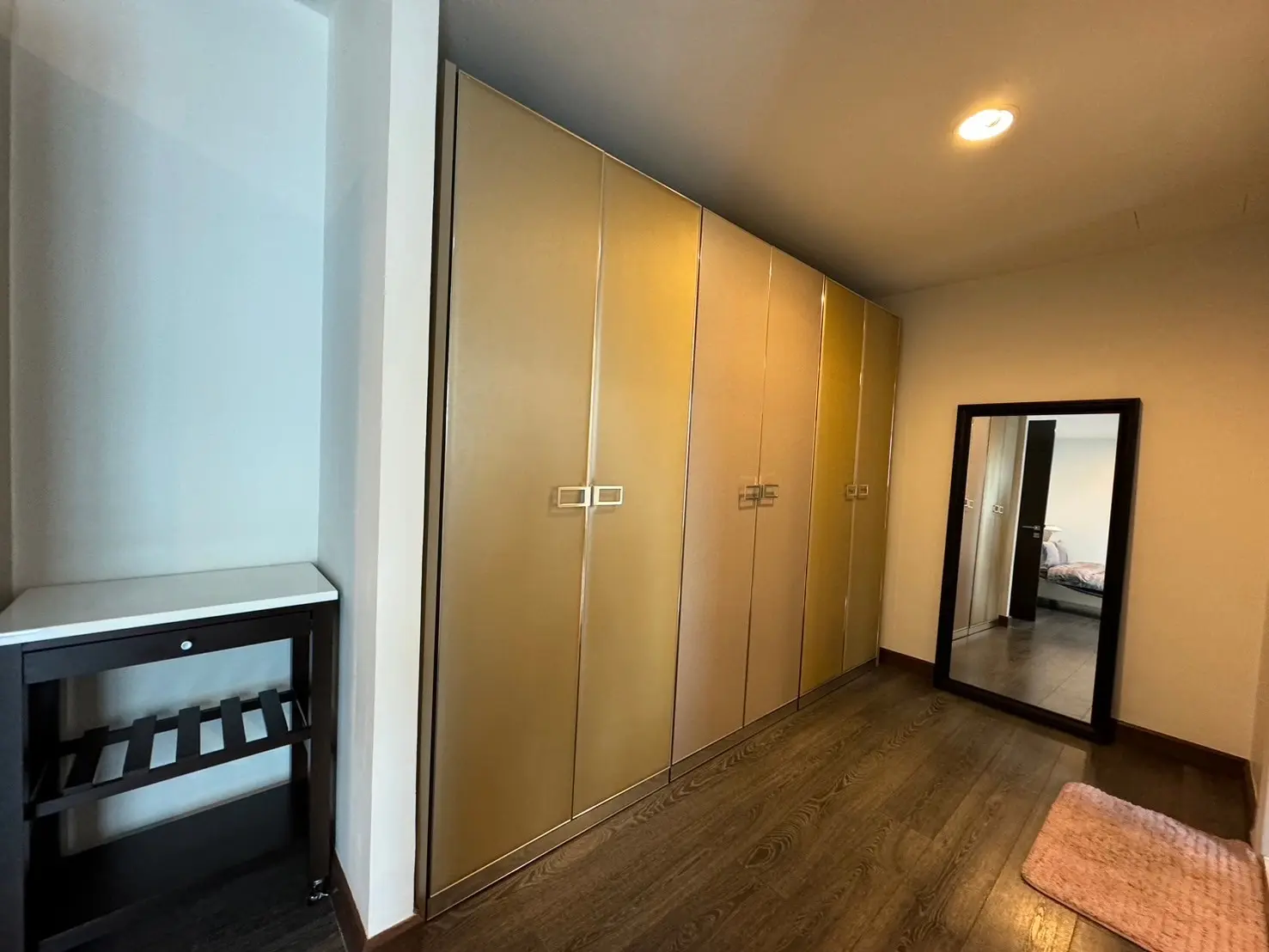The Crest Ruamrudee 3+1 (maid room) beds high ceiling for rent.