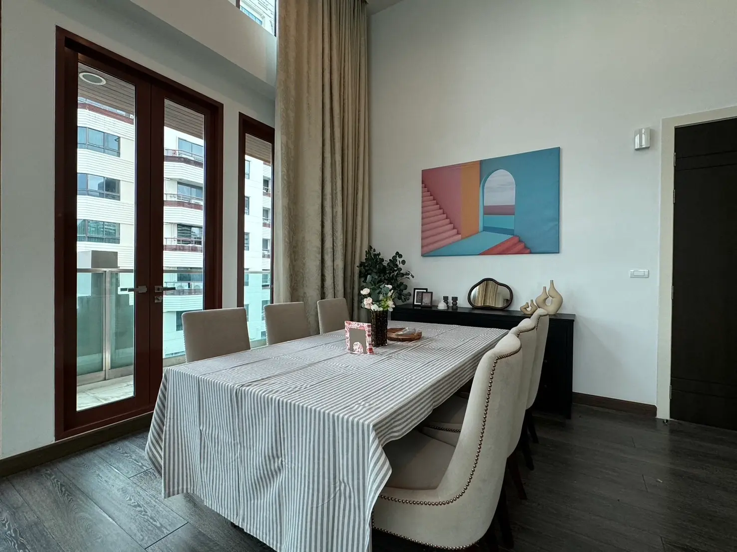 The Crest Ruamrudee 3+1 (maid room) beds high ceiling for rent.
