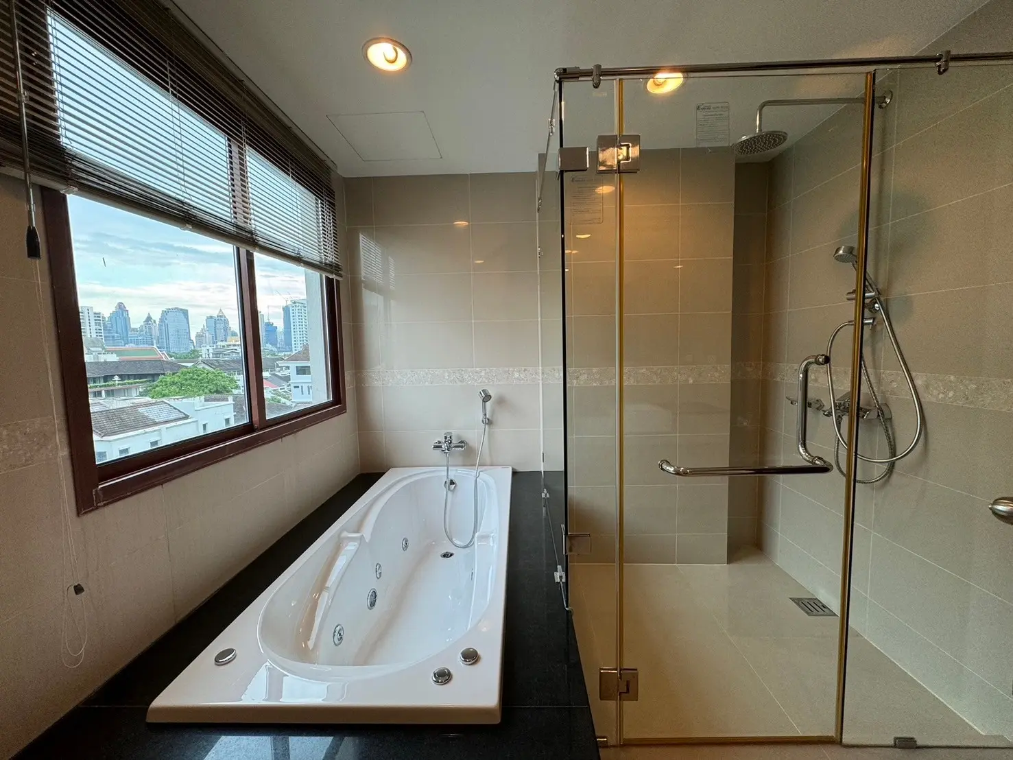 The Crest Ruamrudee 3+1 (maid room) beds high ceiling for rent.