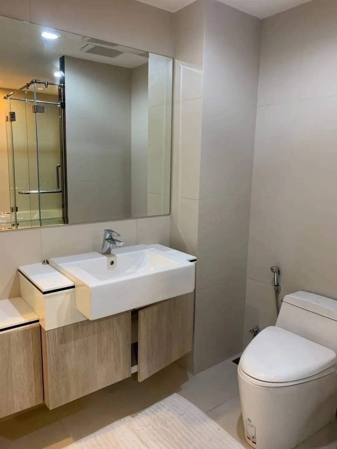 Condo Next to Emporium and Benjasiri Park for sale 