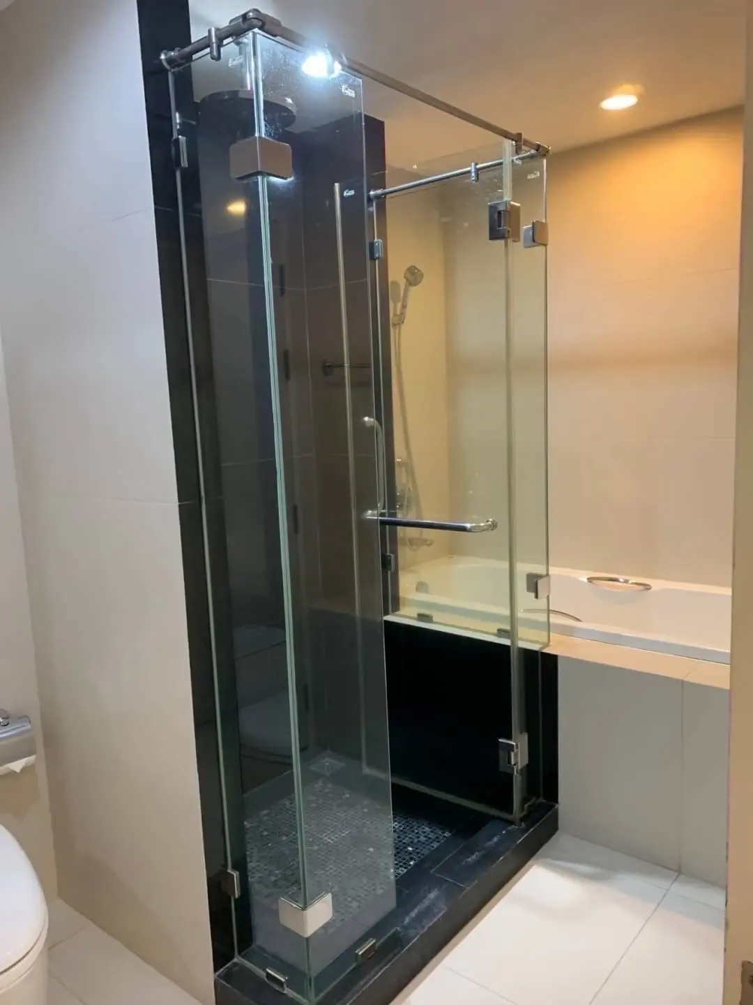 Condo Next to Emporium and Benjasiri Park for sale 