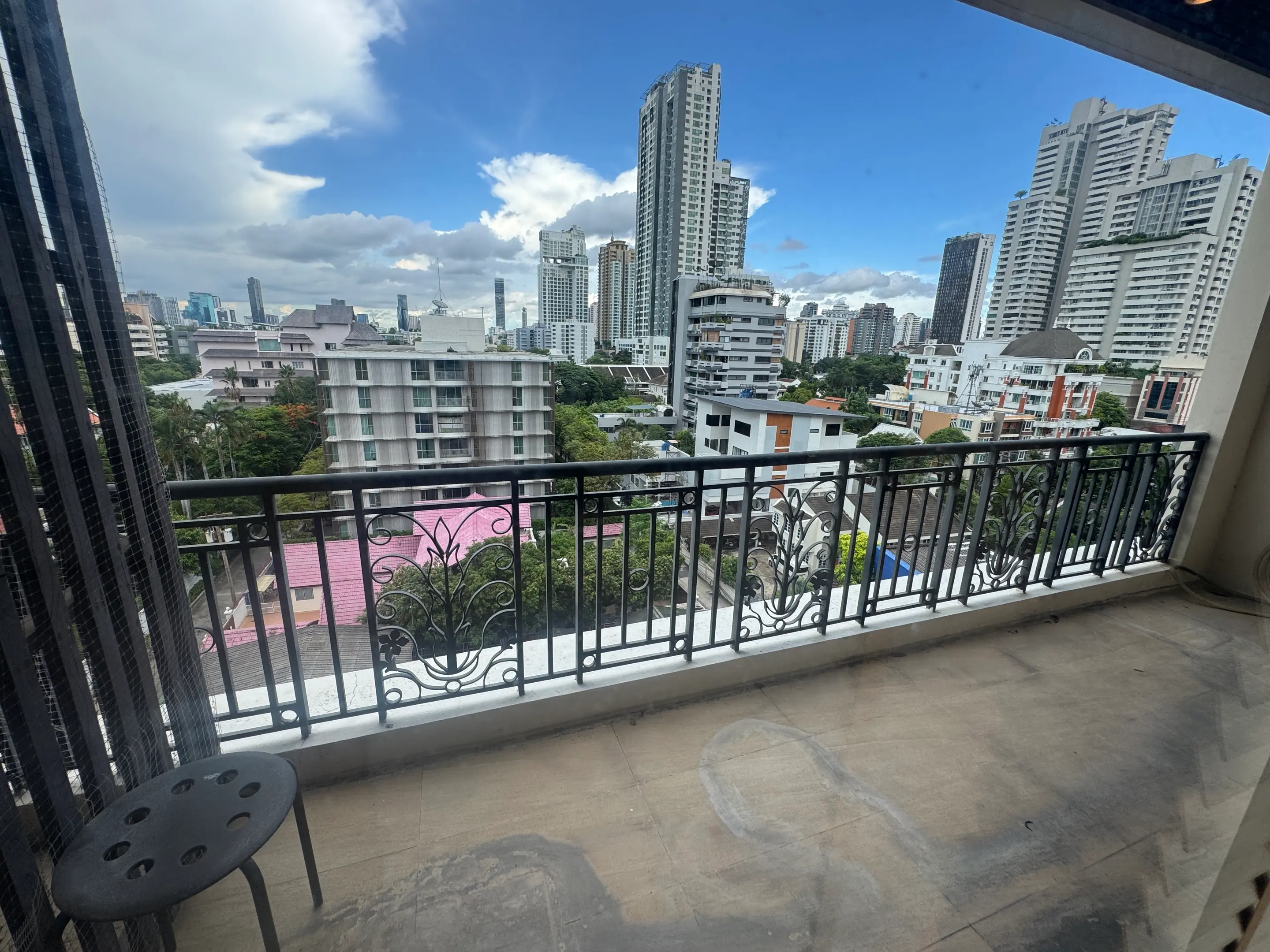 Large terrace condo in Sukhumvit 31 for sale 