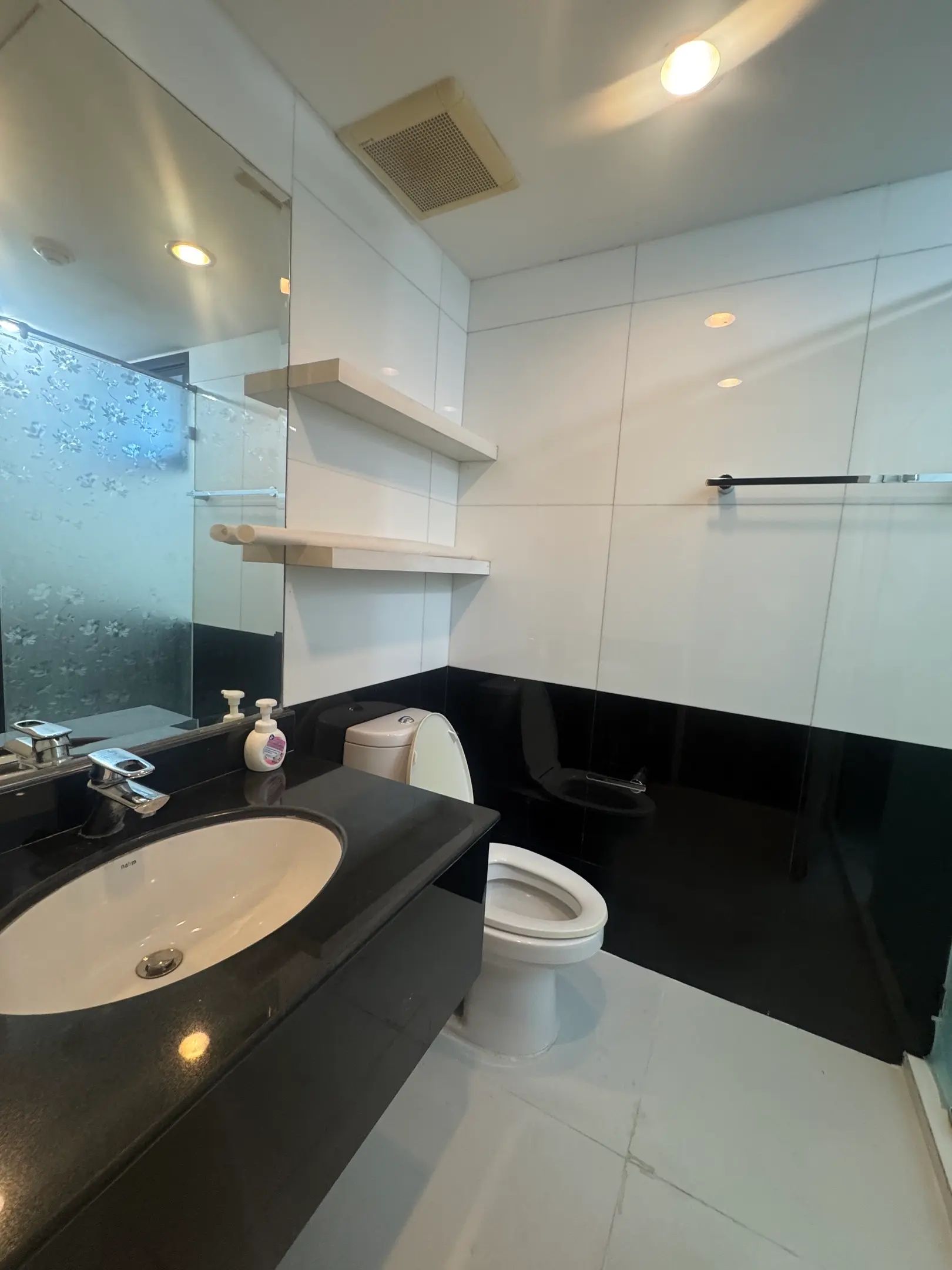 Large terrace condo in Sukhumvit 31 for sale 