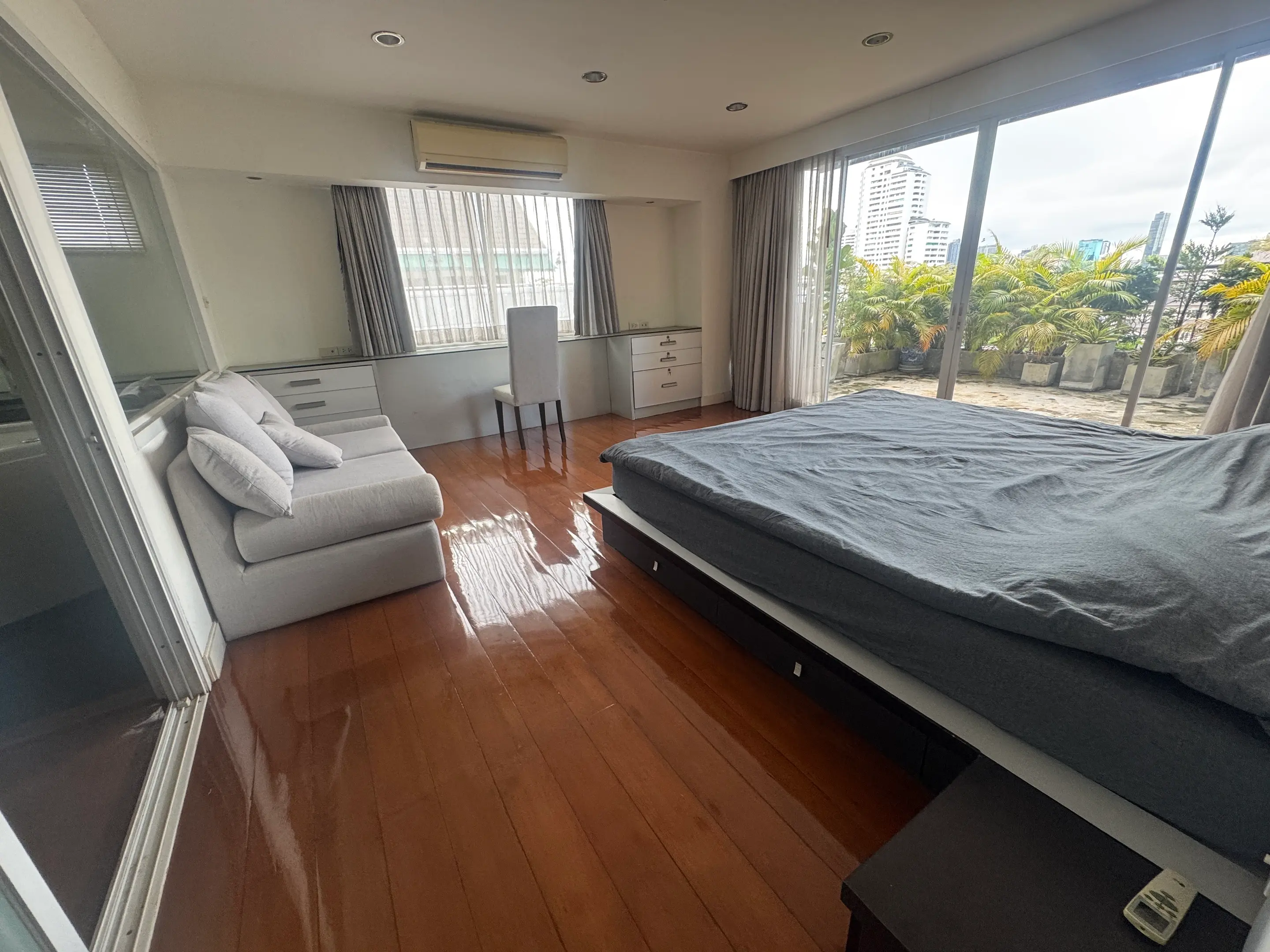 Large terrace condo in Sukhumvit 31 for sale 
