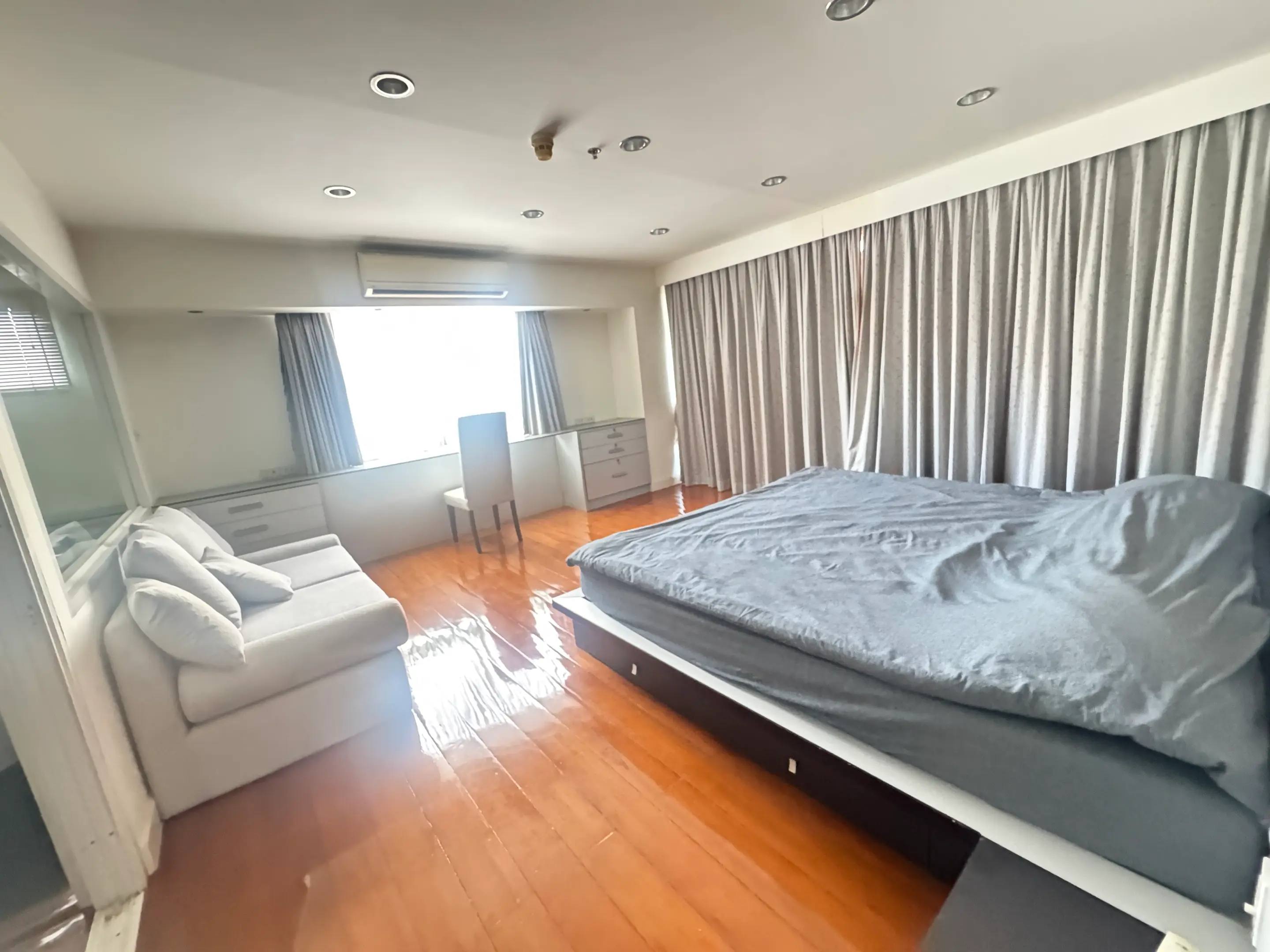 Large terrace condo in Sukhumvit 31 for sale 