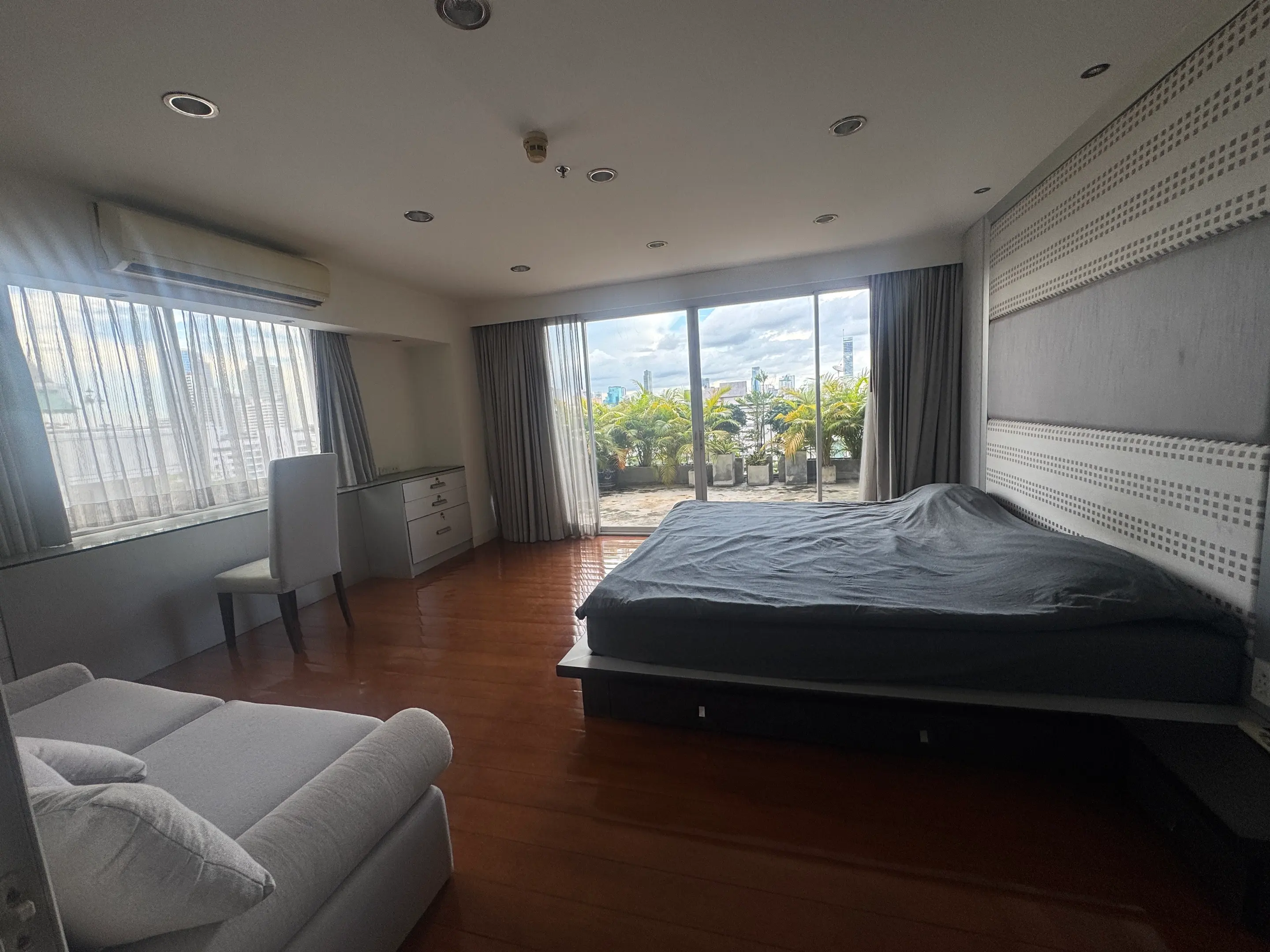 Large terrace condo in Sukhumvit 31 for sale 