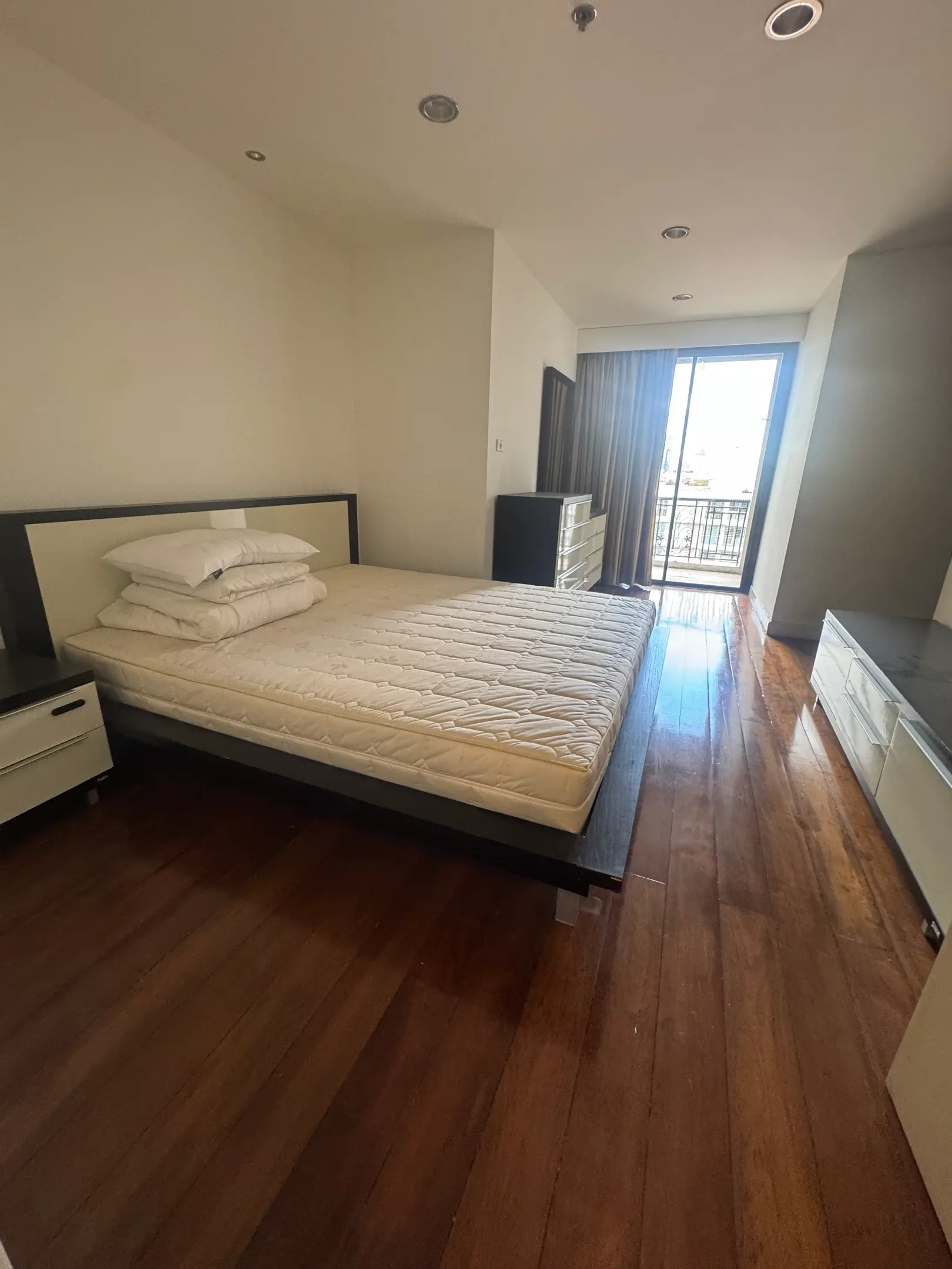 Large terrace condo in Sukhumvit 31 for sale 