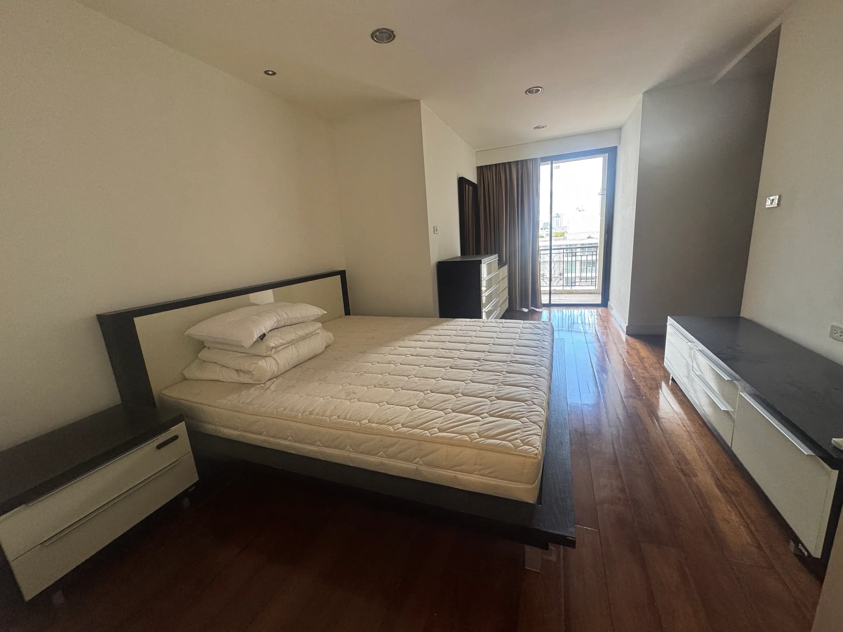 Large terrace condo in Sukhumvit 31 for sale 