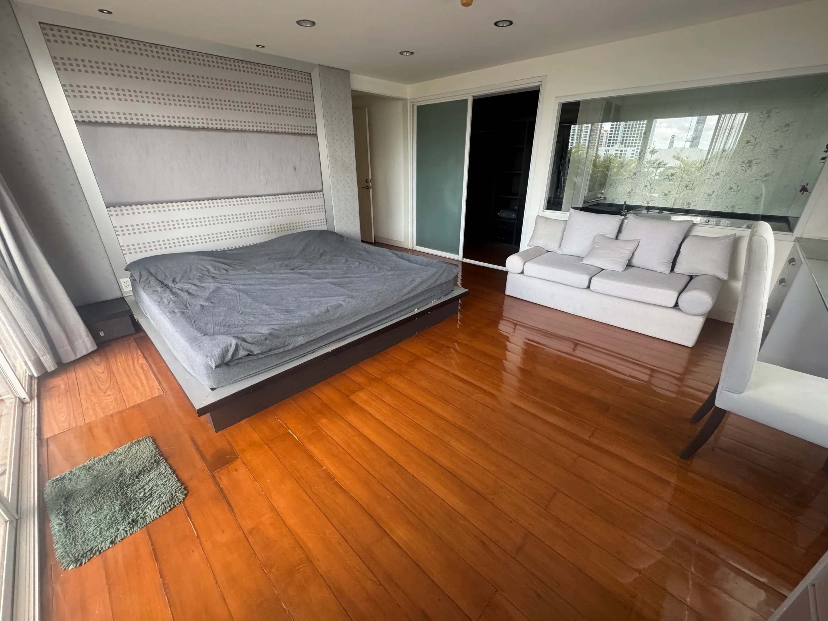 Large terrace condo in Sukhumvit 31 for sale 