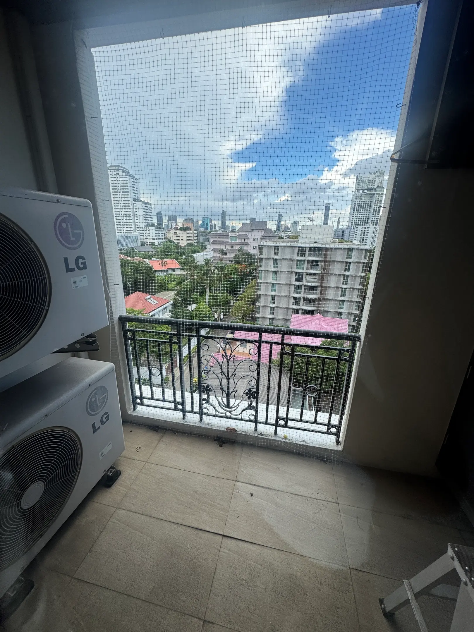 Large terrace condo in Sukhumvit 31 for sale 
