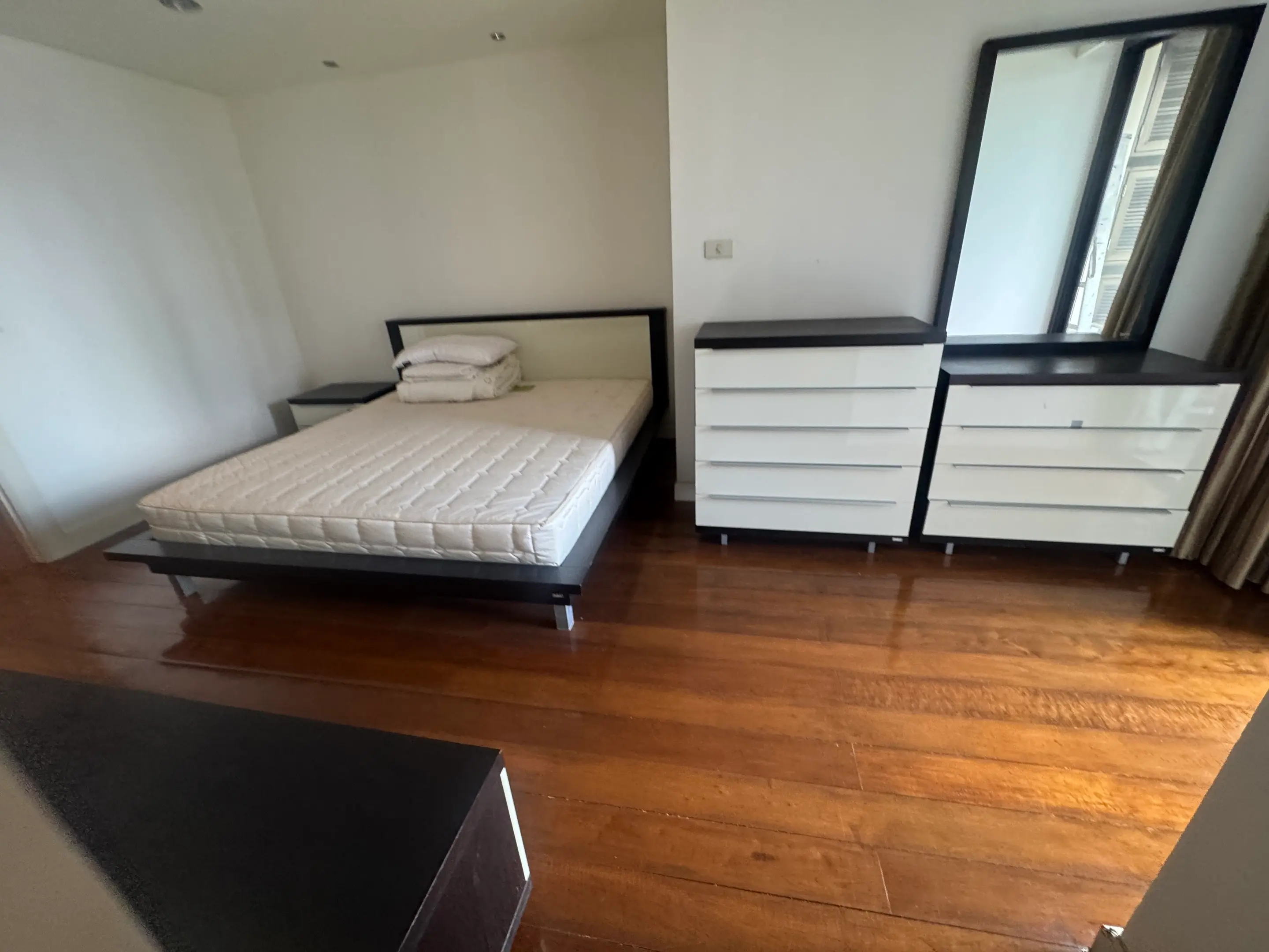 Large terrace condo in Sukhumvit 31 for sale 