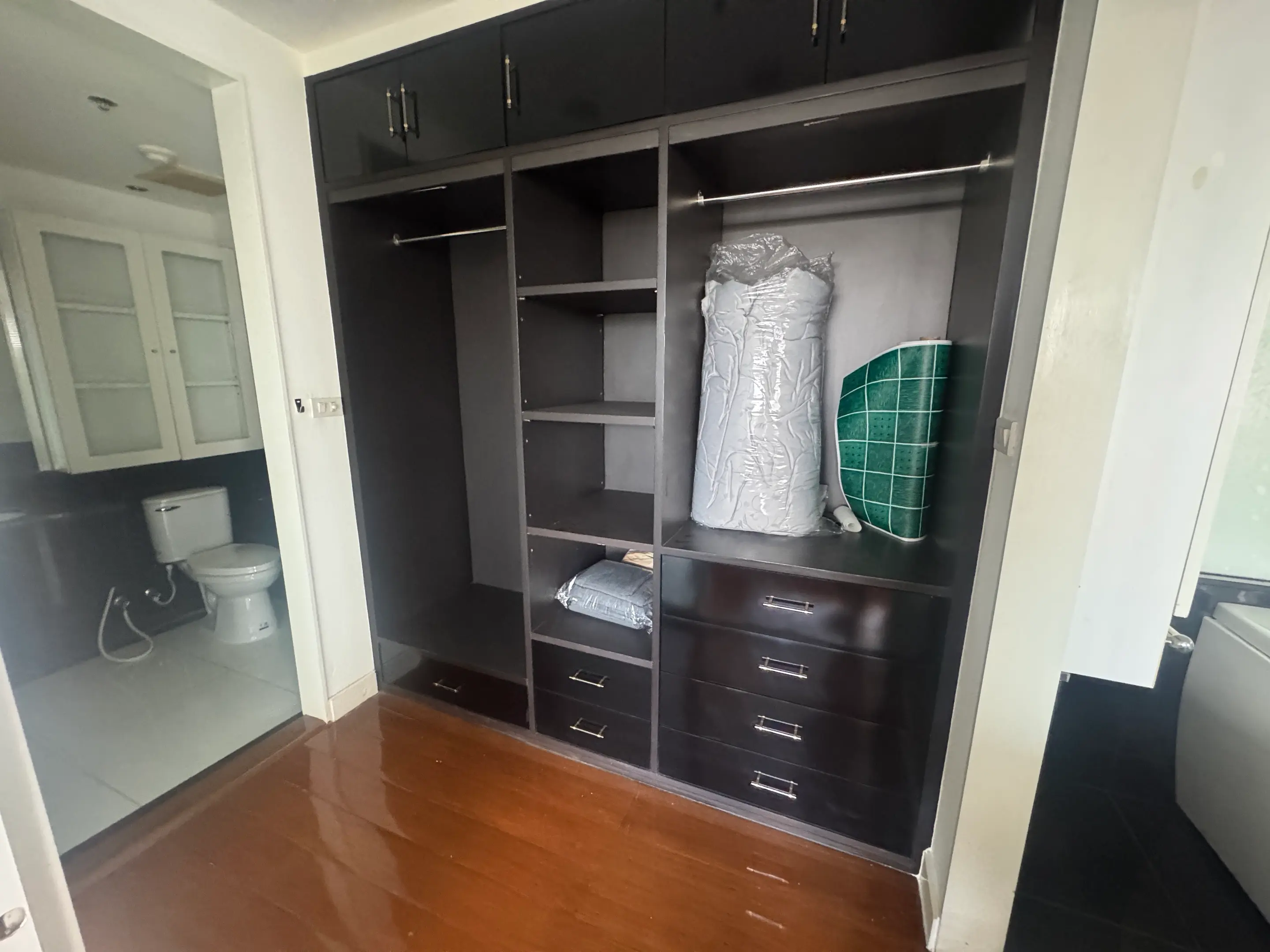 Large terrace condo in Sukhumvit 31 for sale 