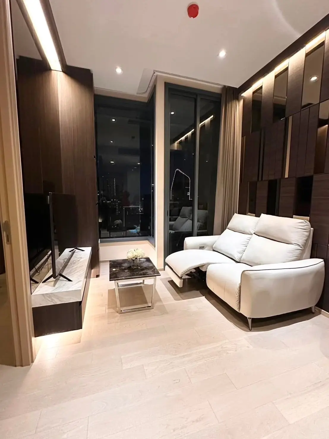 The Esse Asoke for rent 1 bed hight floor