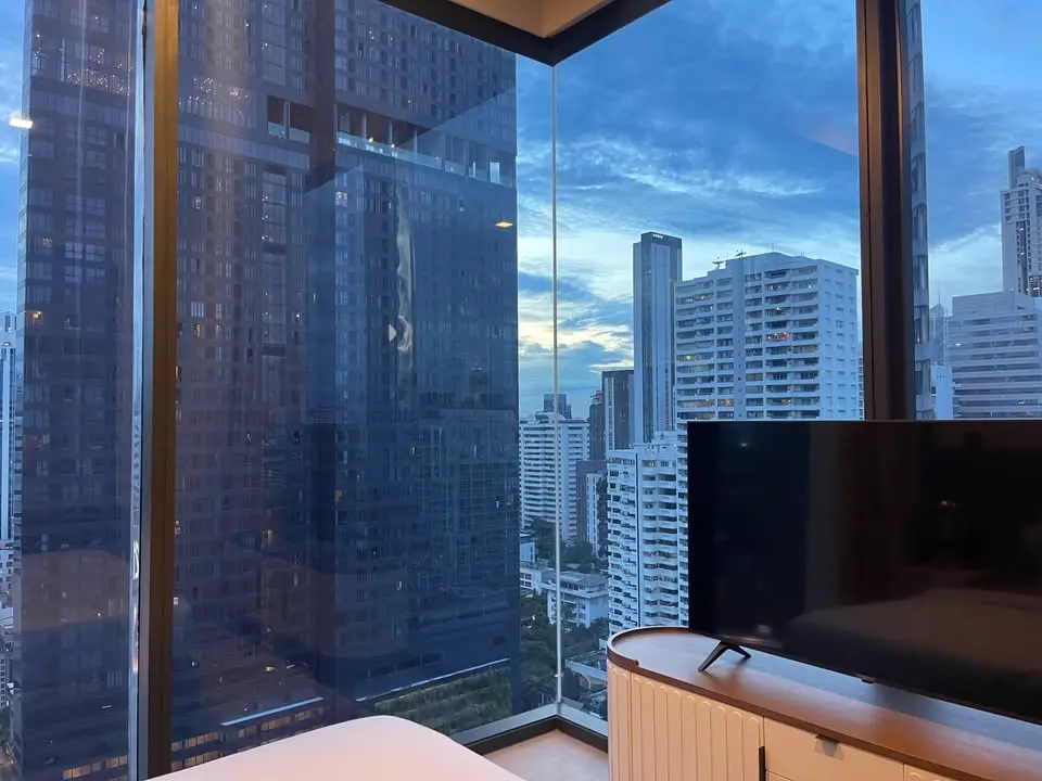 Luxury brand new furniture at Celes Asoke for rent 