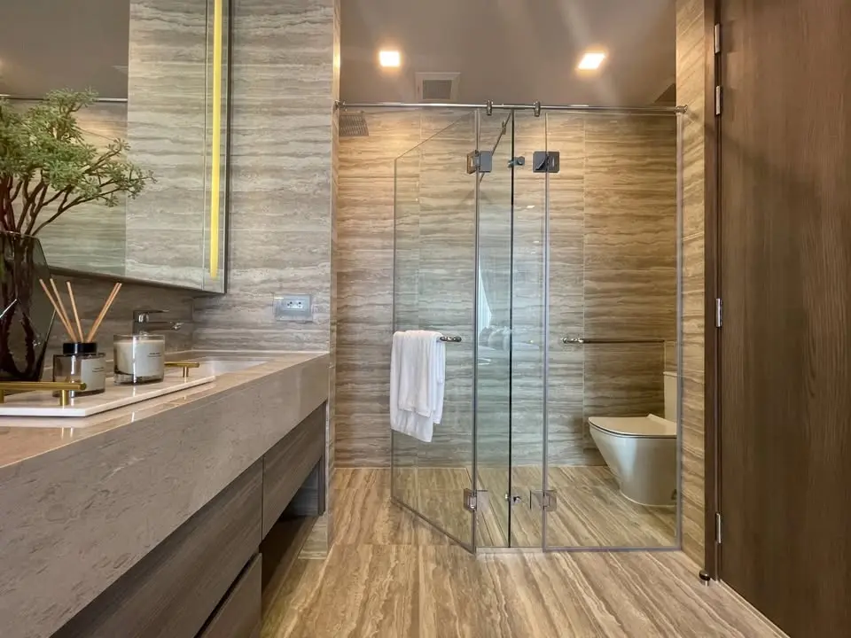 Luxury brand new furniture at Celes Asoke for rent 