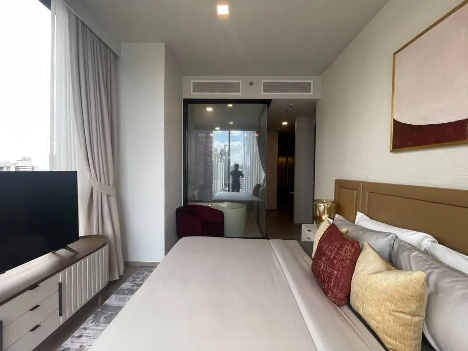 Luxury brand new furniture at Celes Asoke for rent 