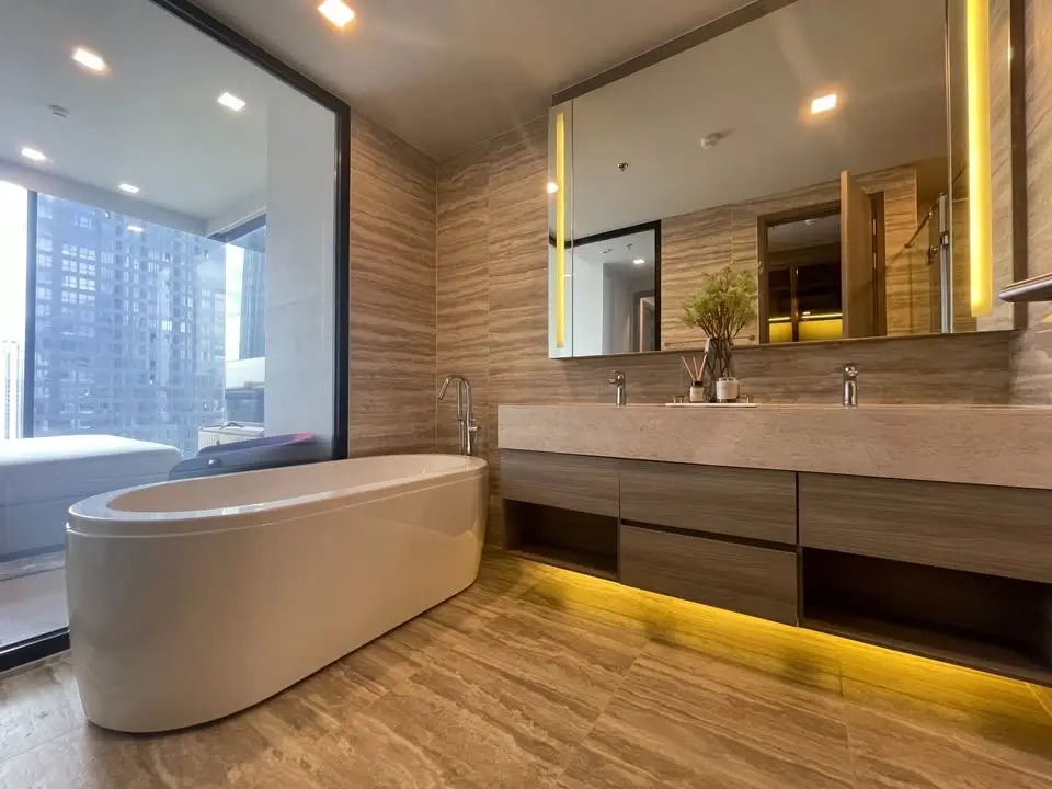 Luxury brand new furniture at Celes Asoke for rent 