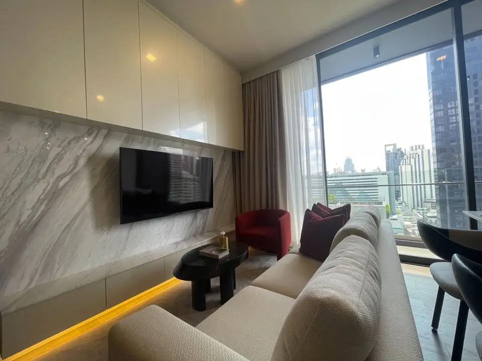 Luxury brand new furniture at Celes Asoke for rent 